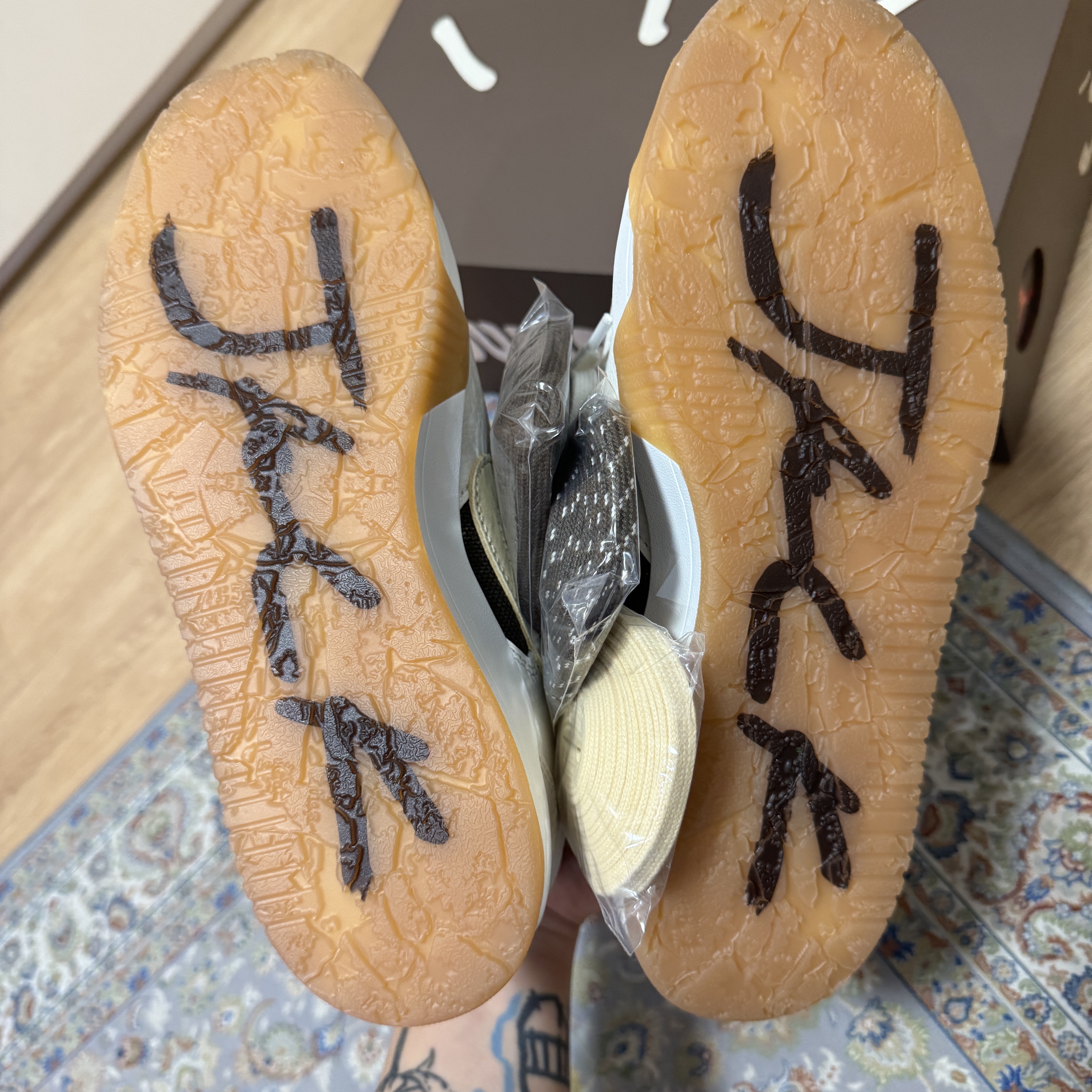Jordan x Travis Scott Jumpman Jack TR Sail and Dark Mocha 착용 스타일 - 5