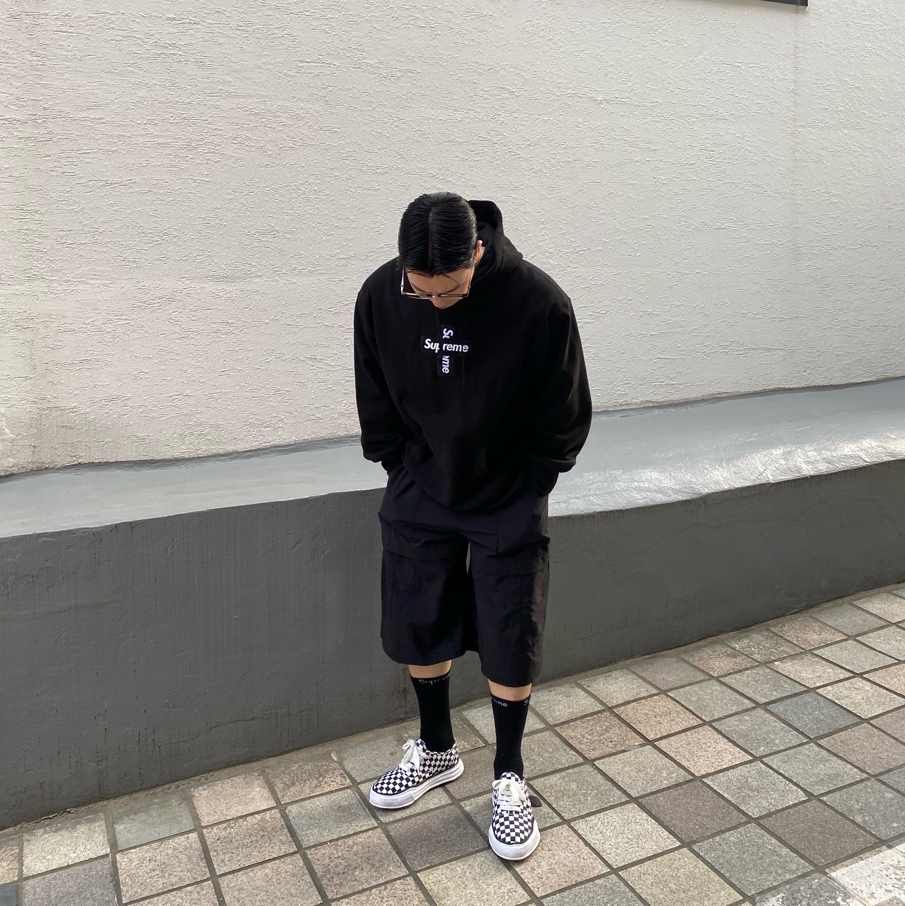 Supreme Cross Box Logo Hooded Sweatshirt Black - 20FW, Supreme Hanes Crew Socks Black (4 Pack) 착용 스타일 - 2