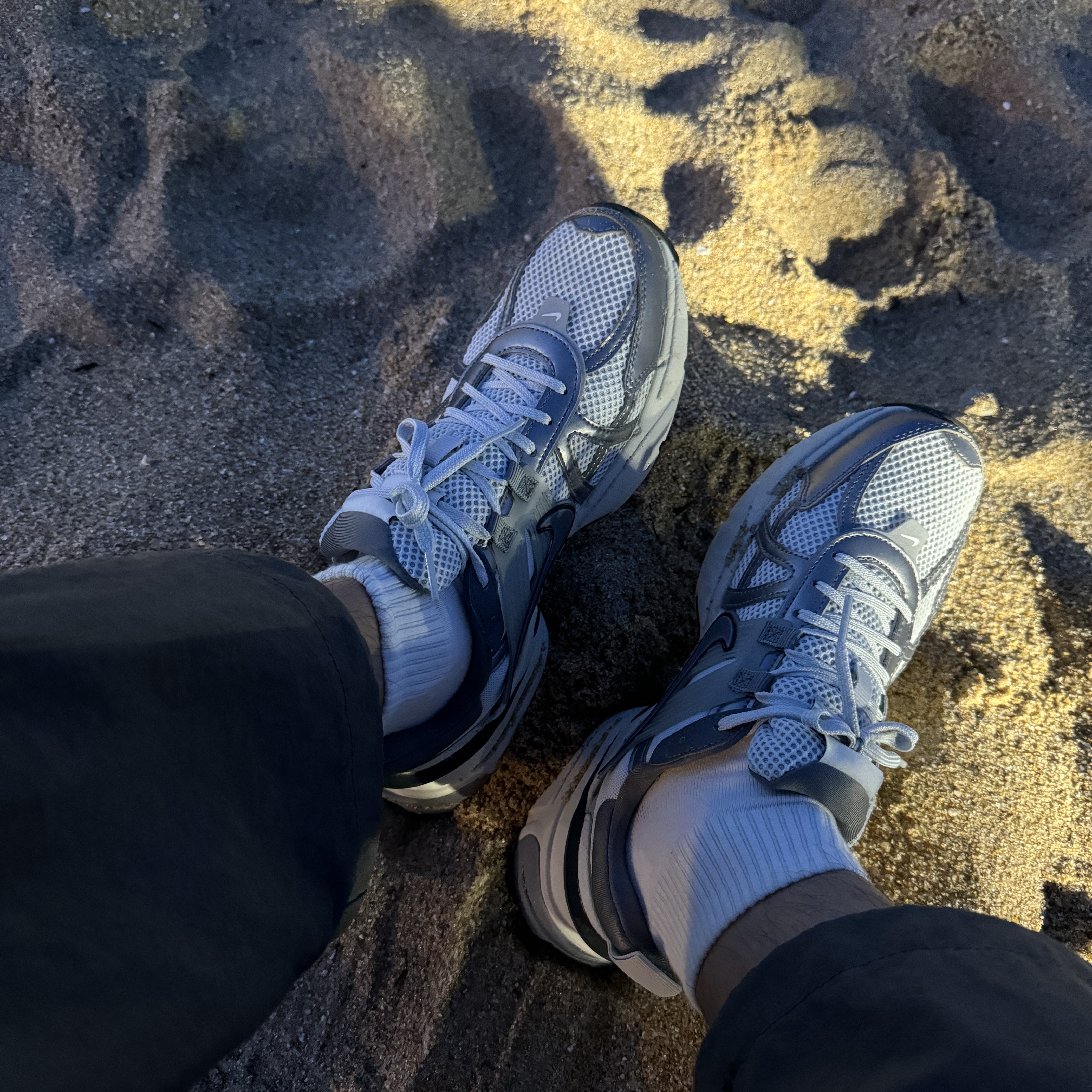 Nike V2K Run Pure Platinum Wolf Grey 착용 스타일
