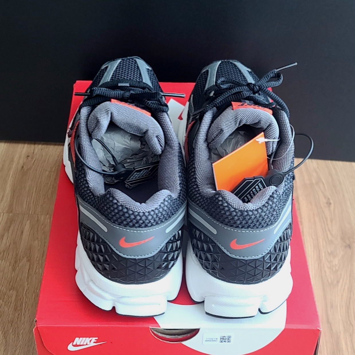 Nike Zoom Vomero 5 Black and Picante Red 착용 스타일 - 4