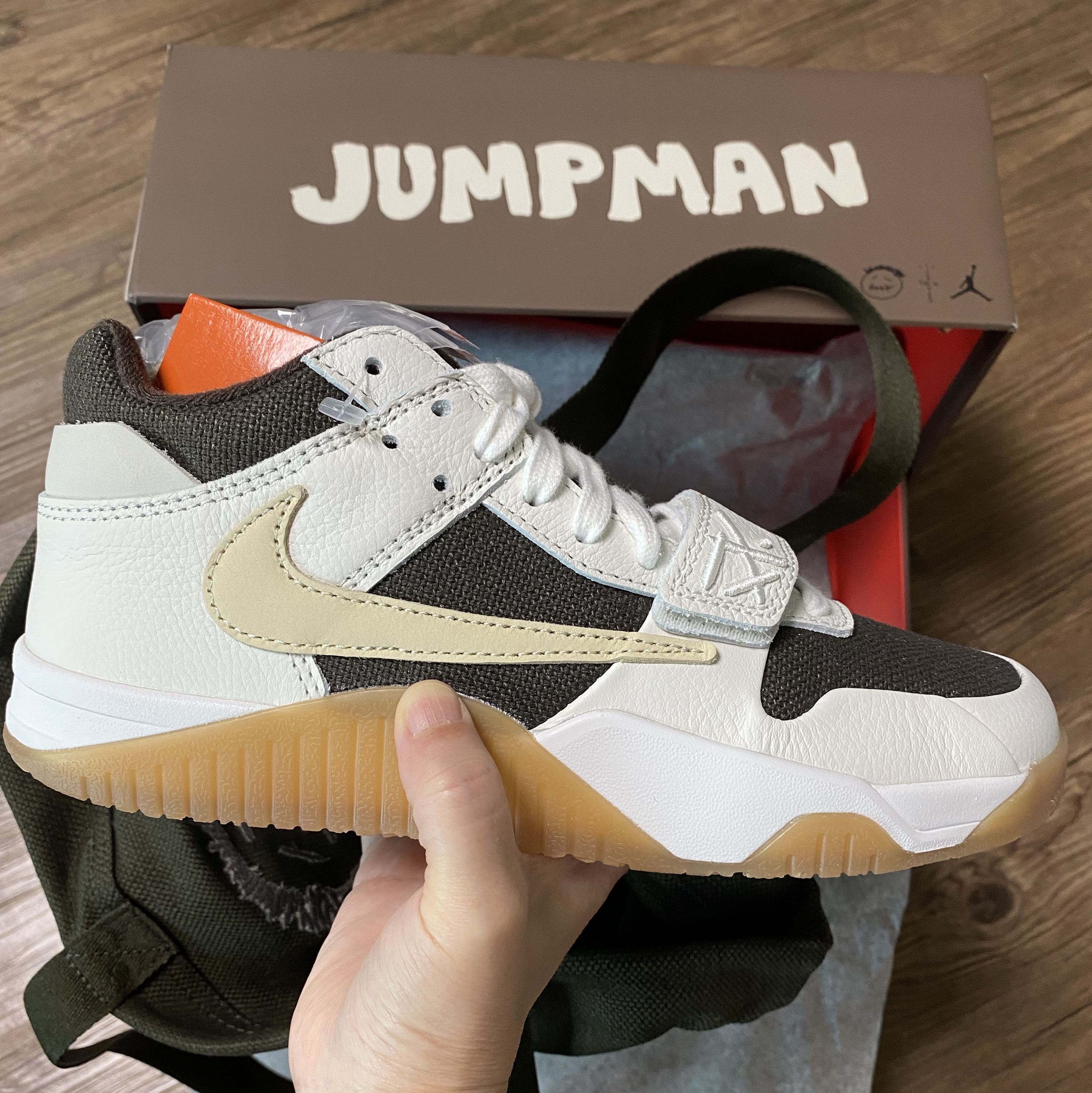 Jordan x Travis Scott Jumpman Jack TR Sail and Dark Mocha 착용 스타일 - 1