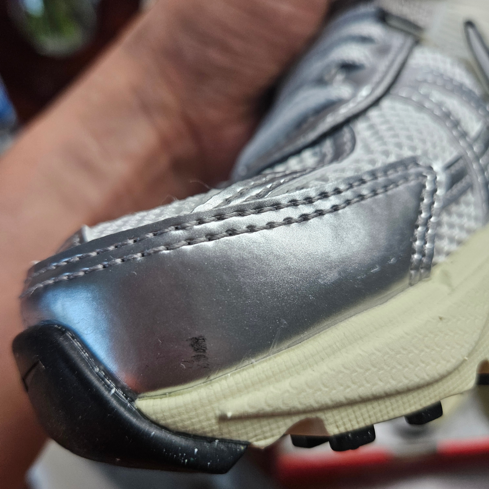 Nike V2K Run Summit White Metallic Silver 착용 스타일 - 1