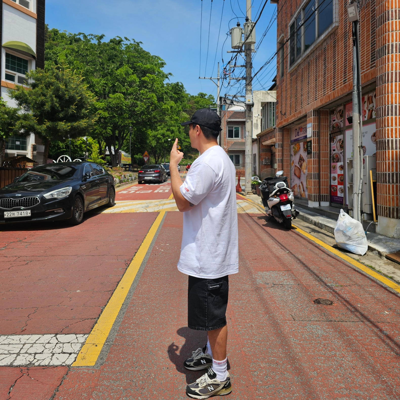 Supreme x The North Face Split 6-Panel Black - 24SS, Supreme Tunnel T-Shirt White - 24SS 착용 스타일 - 2
