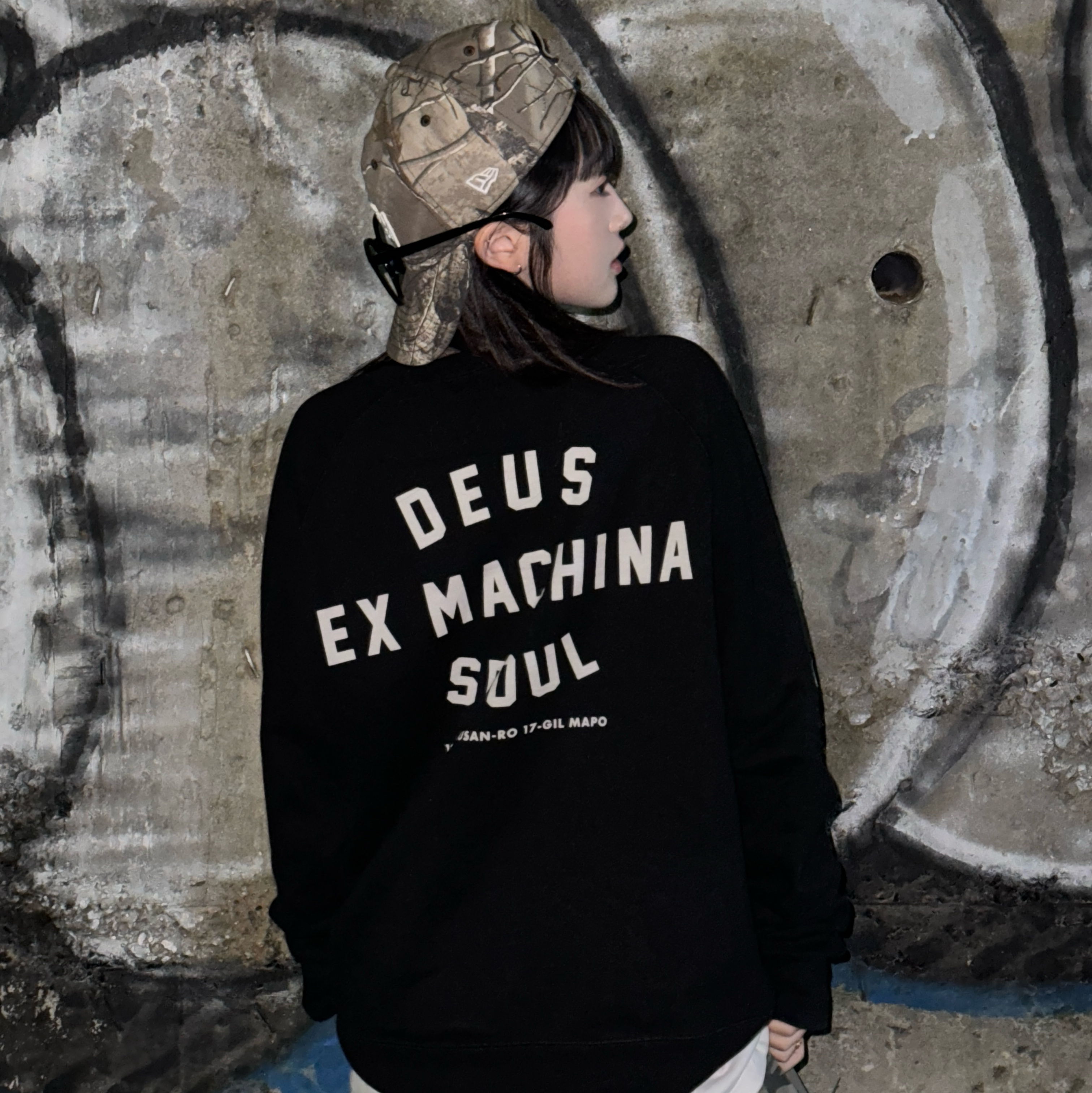 Stussy Basic New Era 9Twenty Basic Strapback Real Tree Edge, Deus Ex Machina Milano Adress Crew Black 착용 스타일 - 3