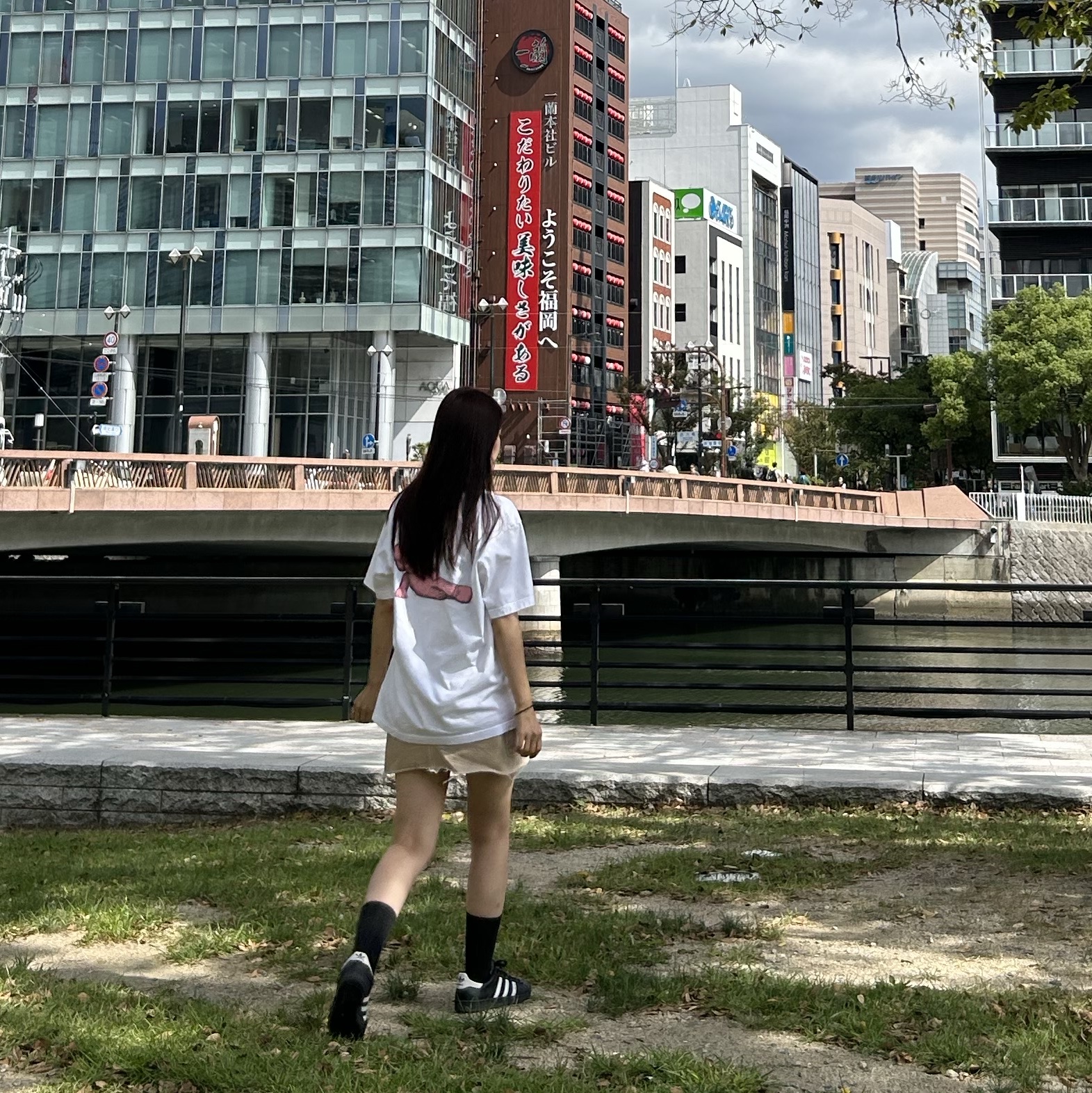 Uniqlo UT x Kaws Short Sleeve Graphic T-Shirt White - KR 착용 스타일 - 1