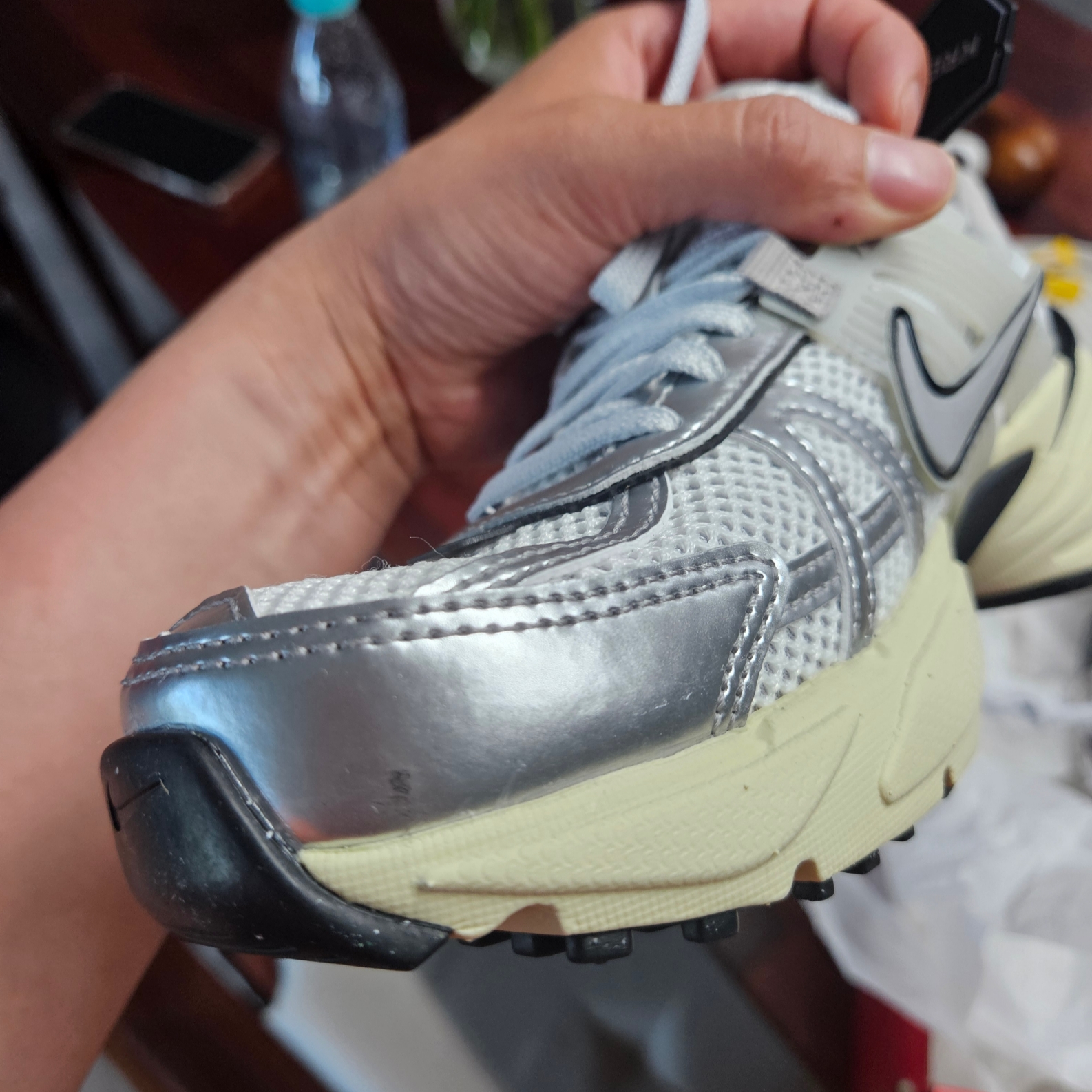 Nike V2K Run Summit White Metallic Silver 착용 스타일 - 2