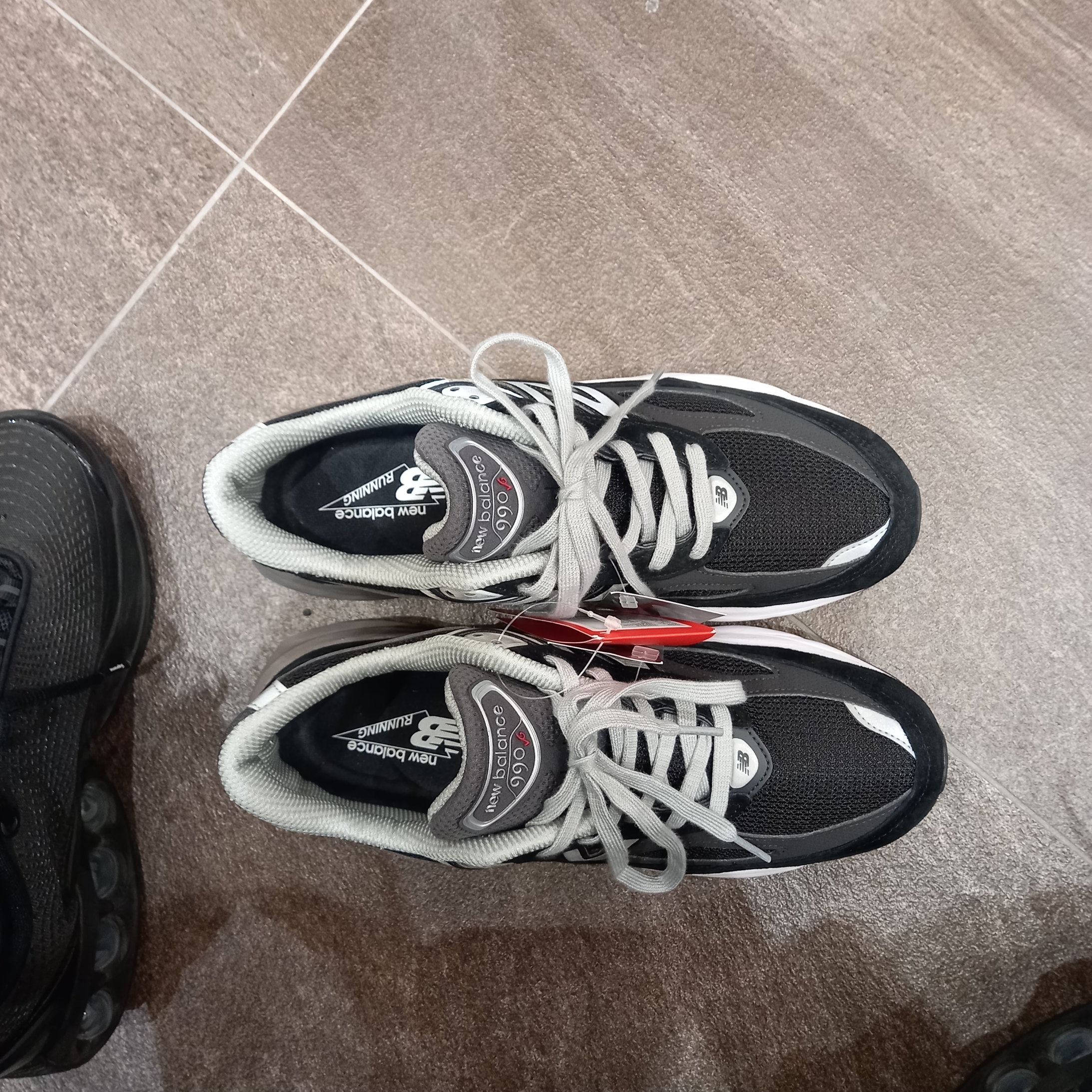 New Balance 990v6 Made in USA Black White 착용 스타일 - 6