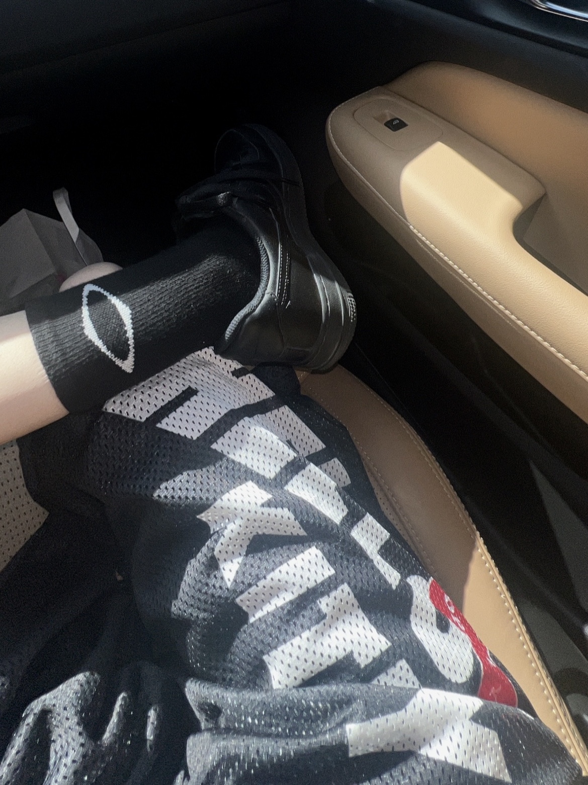 Open Yy x Hello Kitty Mesh Shorts Black, Mischief Rhombus Middle Tube Socks Black 착용 스타일 - 2
