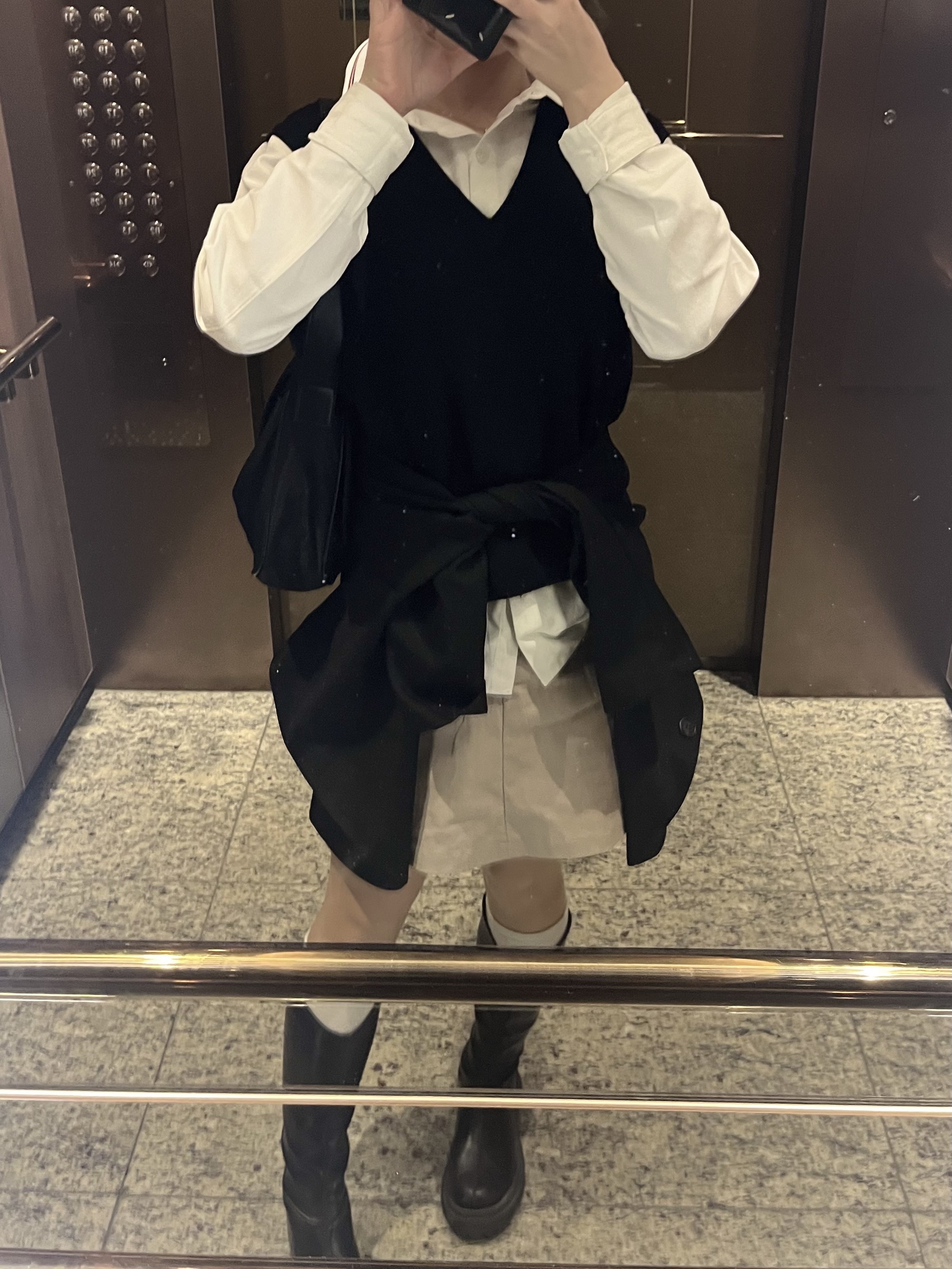 Matin Kim Buckle Bag Black, Maison Margiela Stitch Card Holder Black 착용 스타일
