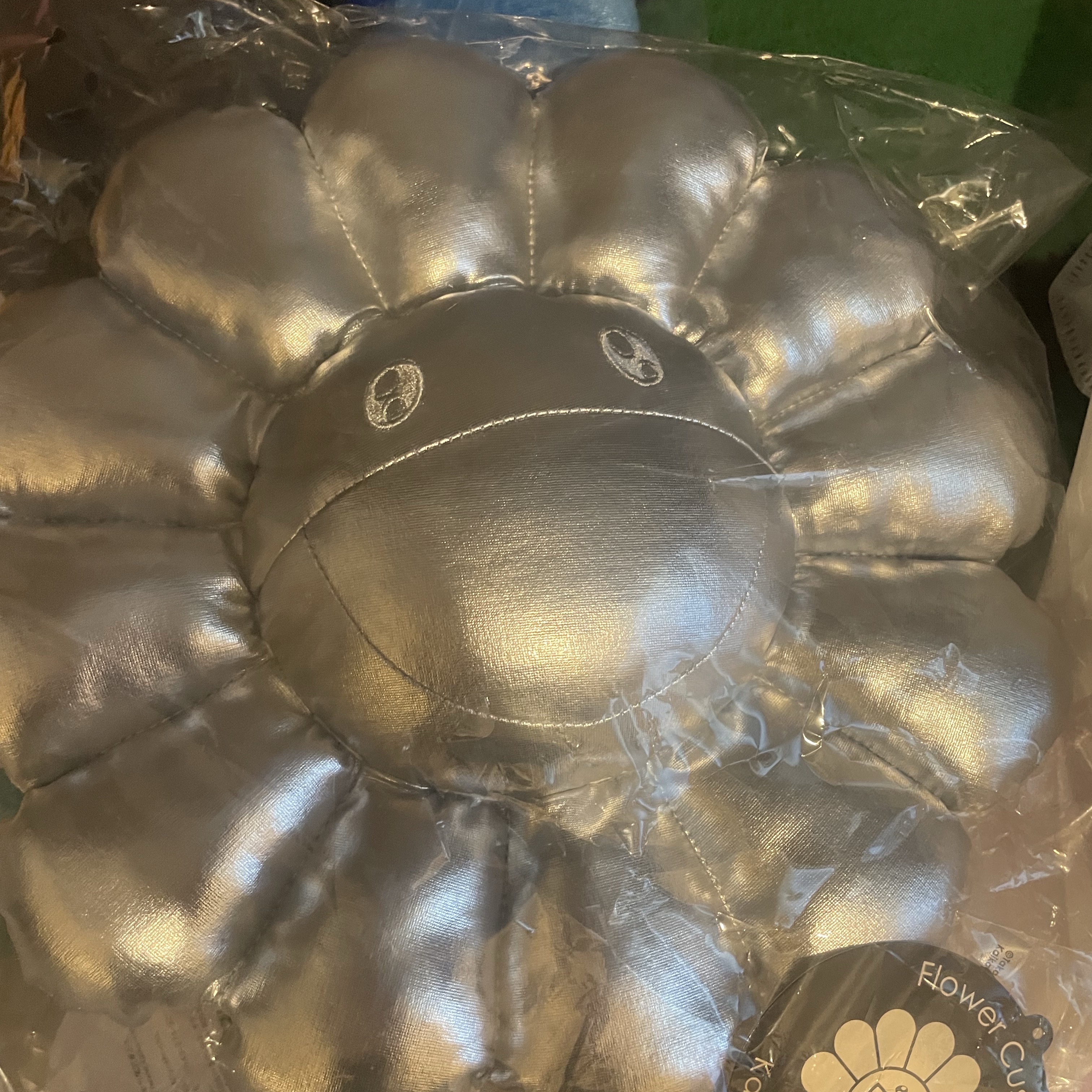 Kaikai Kiki Flower Cushion 30cm Silver 착용 스타일