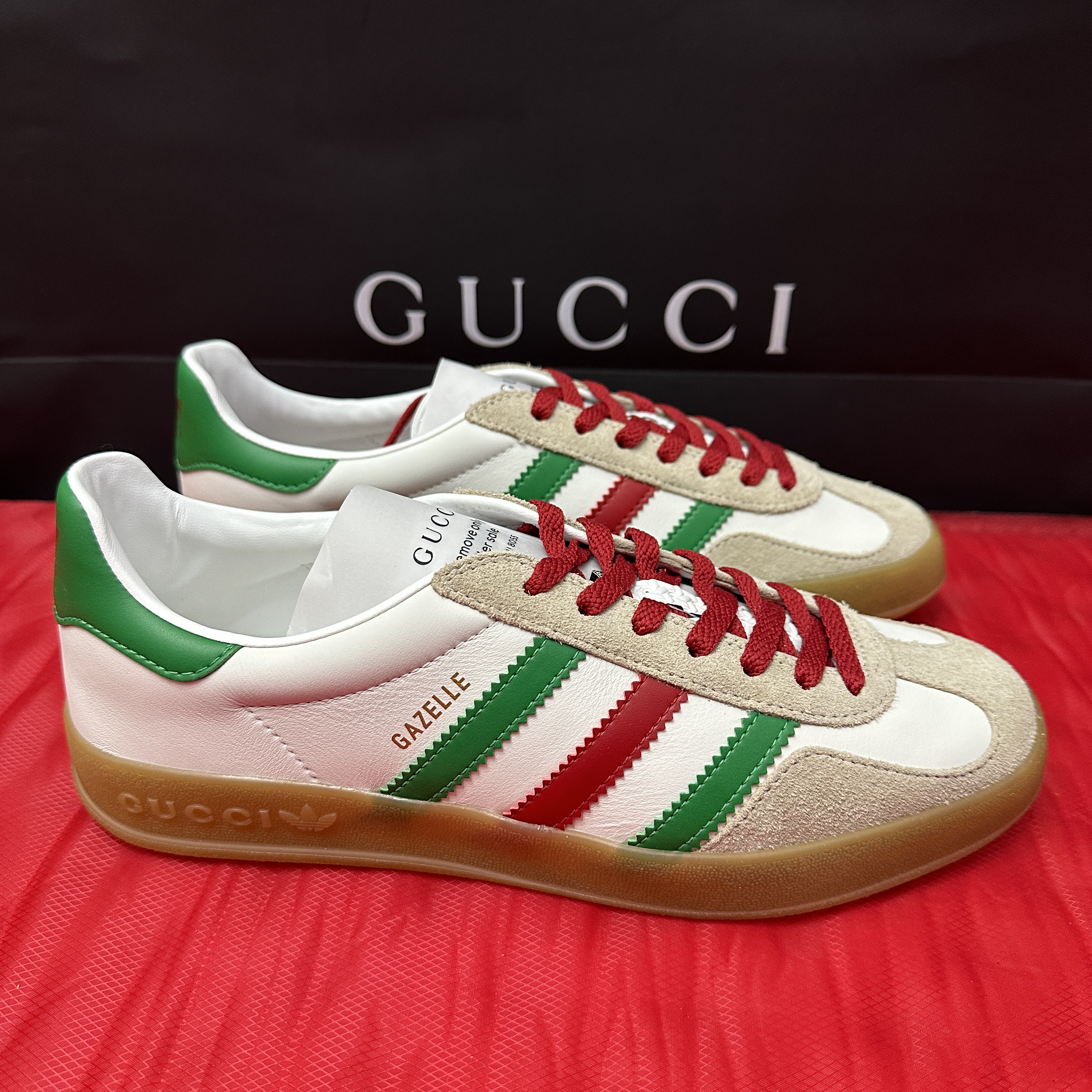 Gucci x Adidas Gazelle Sneakers White Leather Oatmeal Suede 착용 스타일 - 3