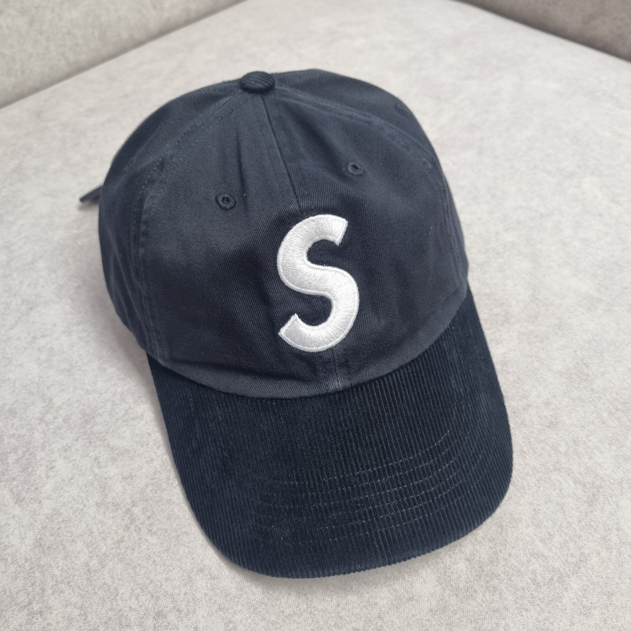 Supreme 2-Tone S Logo 6-Panel Black - 24SS 착용 스타일 - 1