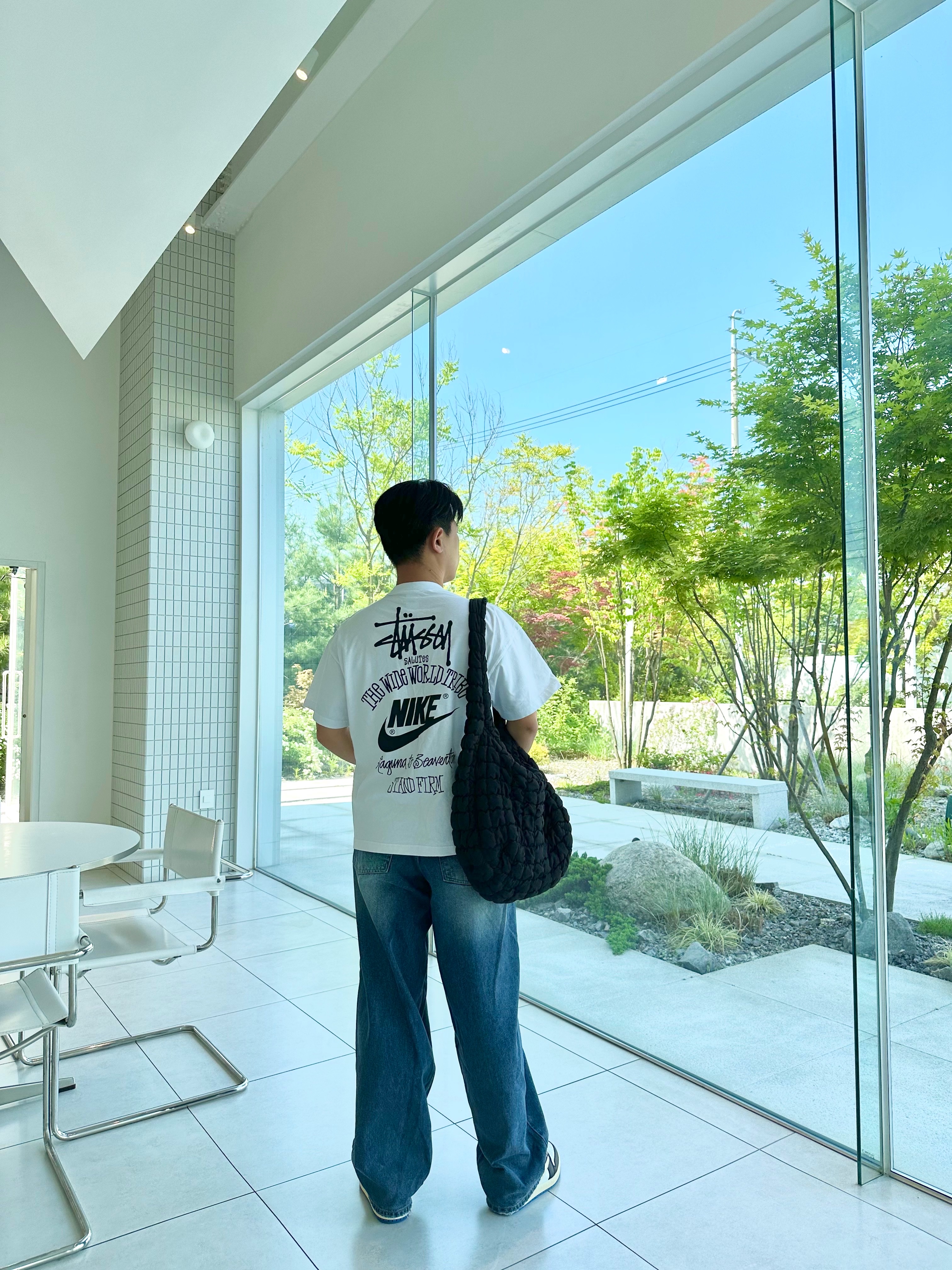 Nike x Stussy T-Shirt White (DV1774-100), COS Quilted Oversized Shoulder Bag Black 착용 스타일 - 3