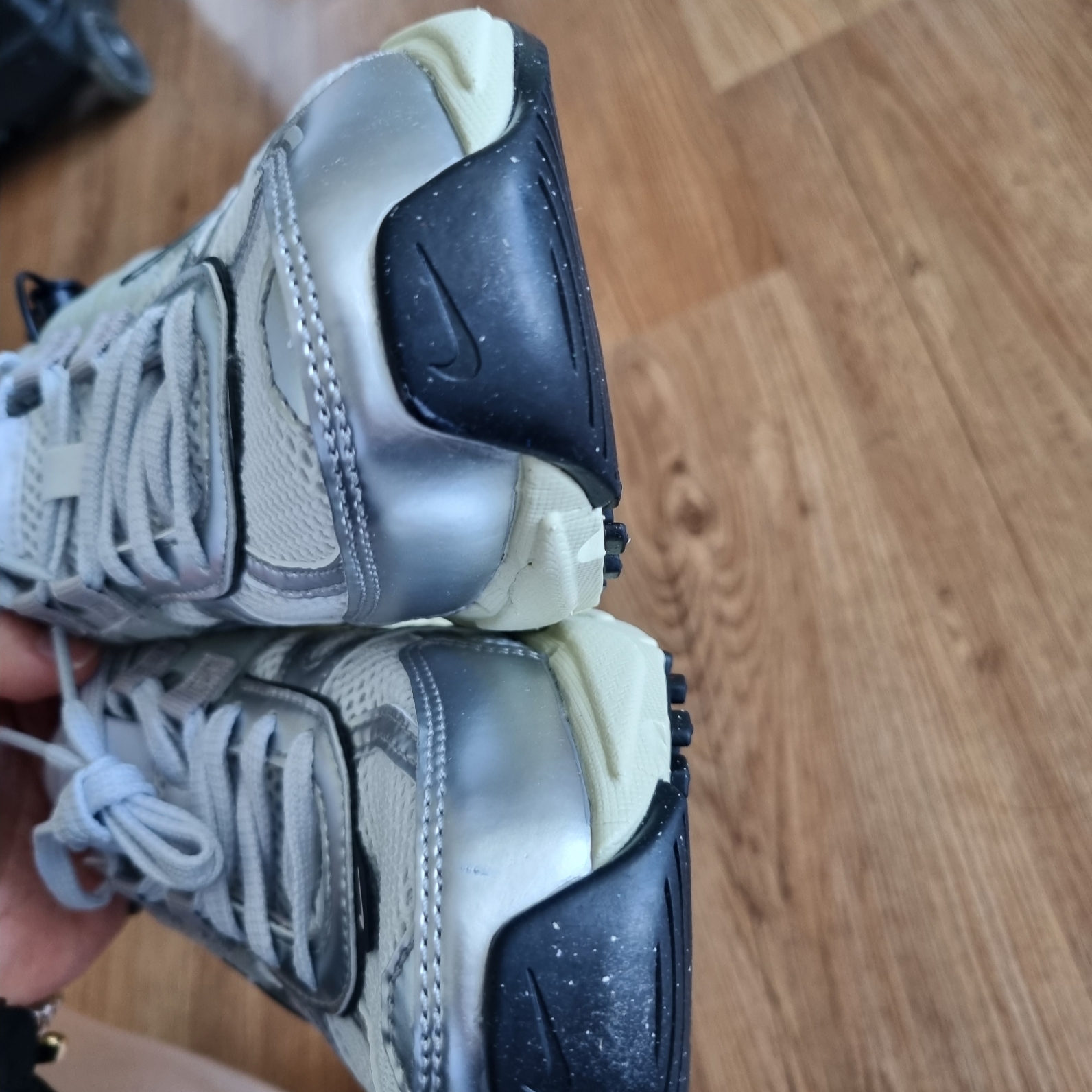 Nike V2K Run Summit White Metallic Silver 착용 스타일 - 1