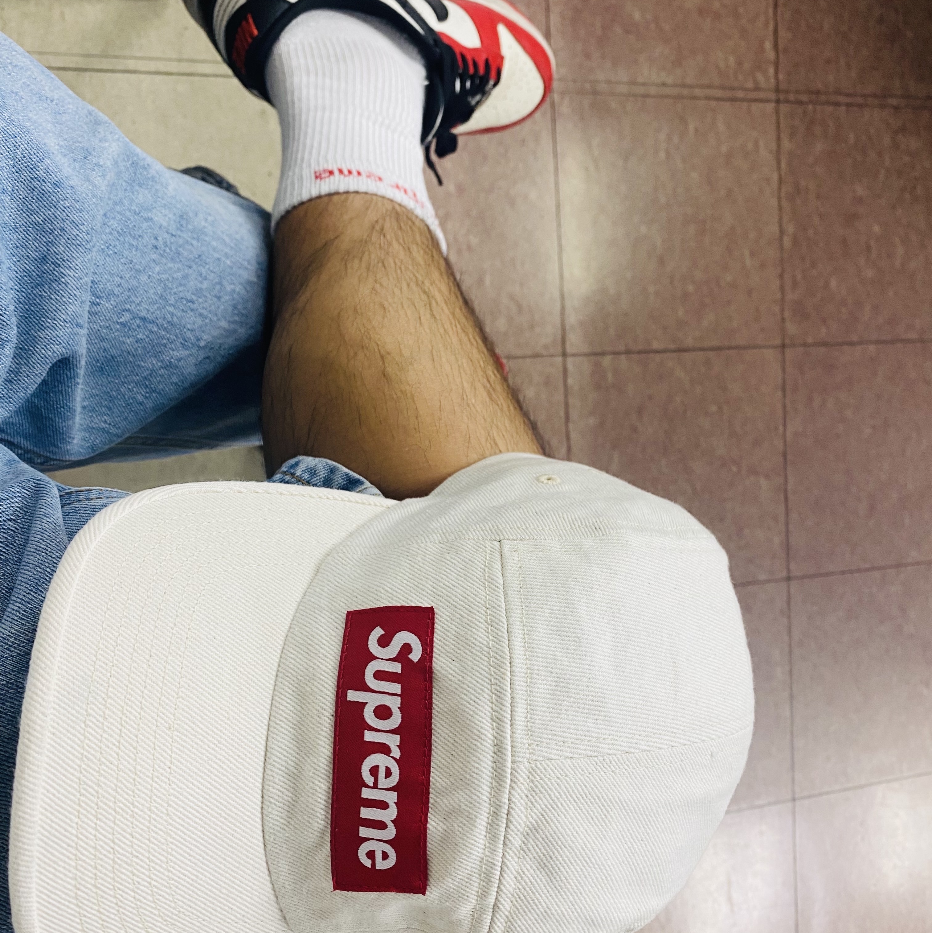 Nike x NBA Dunk Low Retro EMB Black and Chile Red, Supreme Hanes Crew Socks White (4 Pack) 착용 스타일