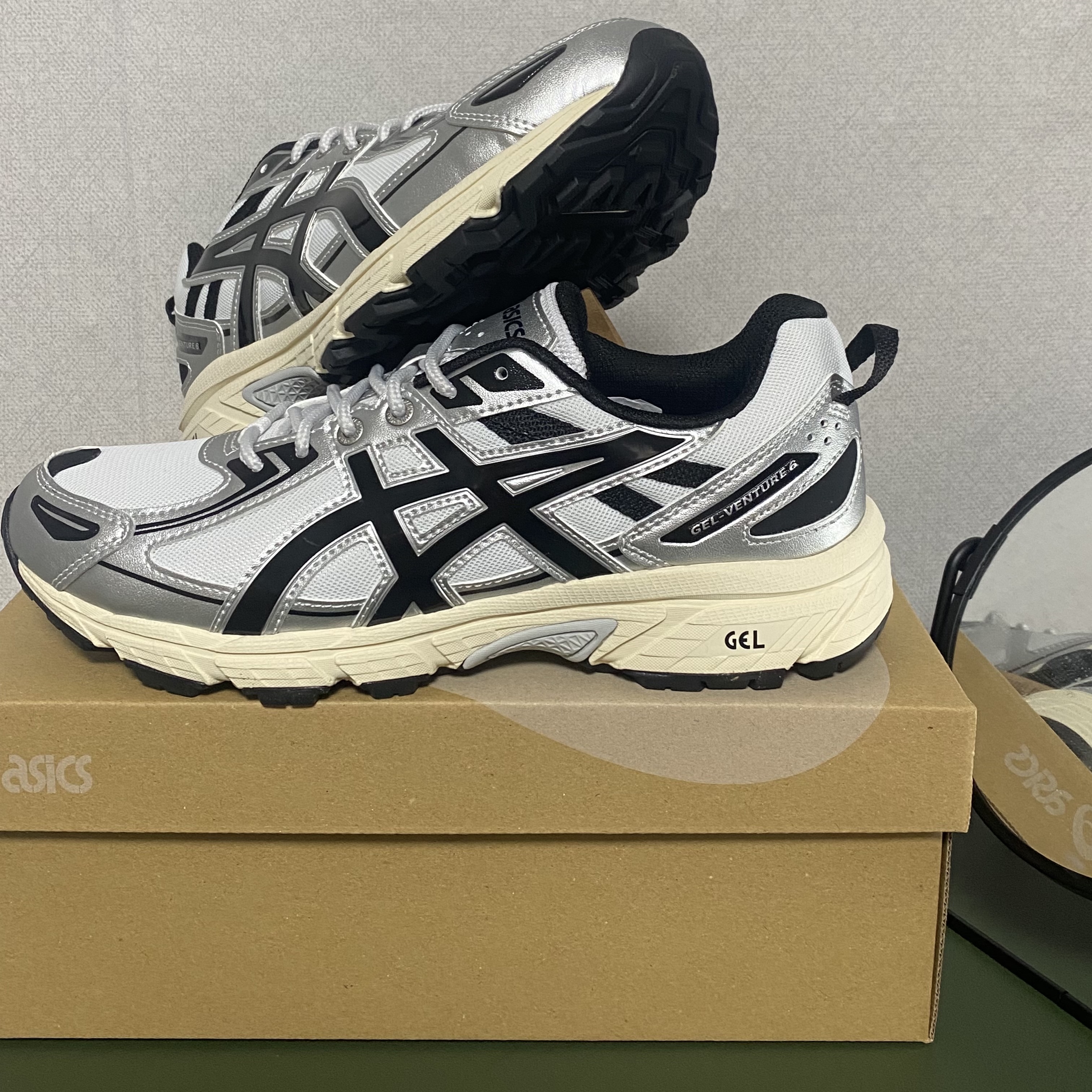 Asics Gel-Venture 6 White Black 착용 스타일