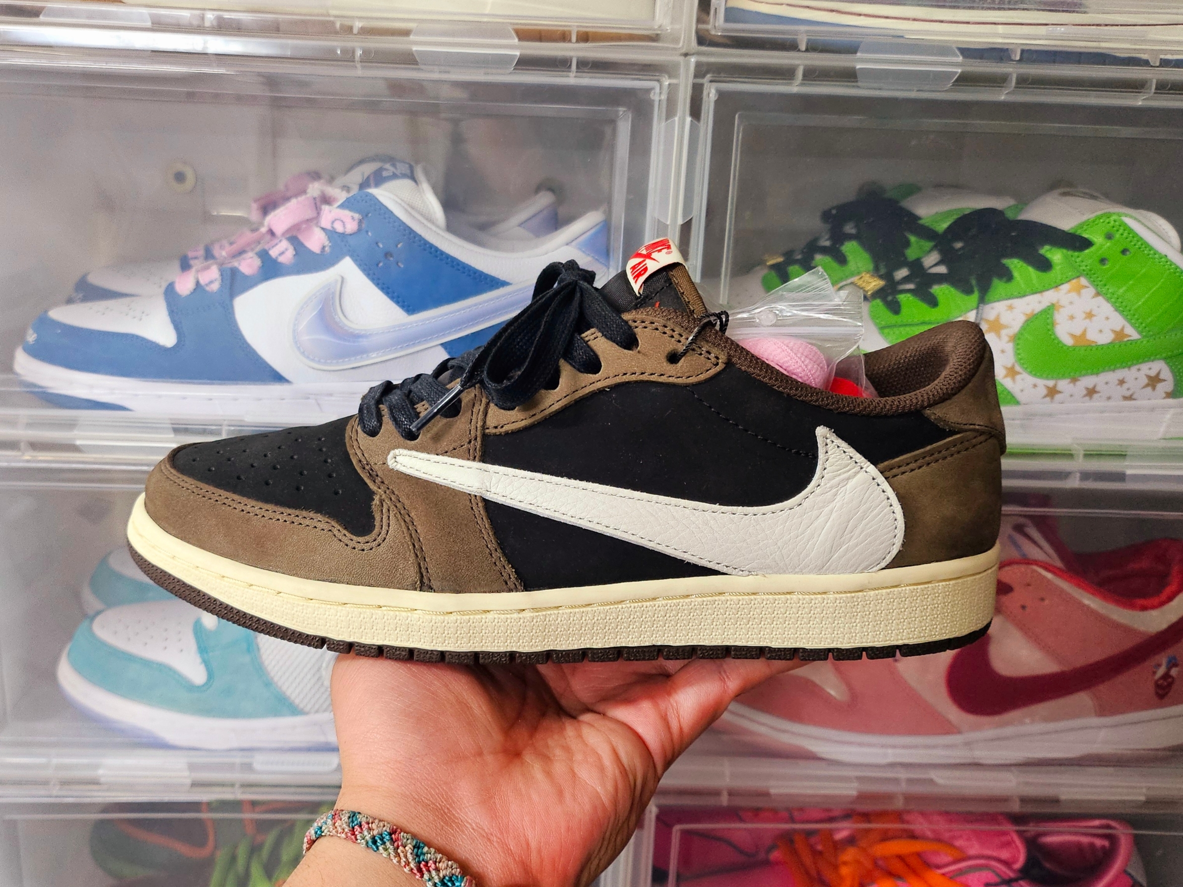 Jordan 1 x Travis Scott Retro Low OG SP Mocha 착용 스타일 - 2