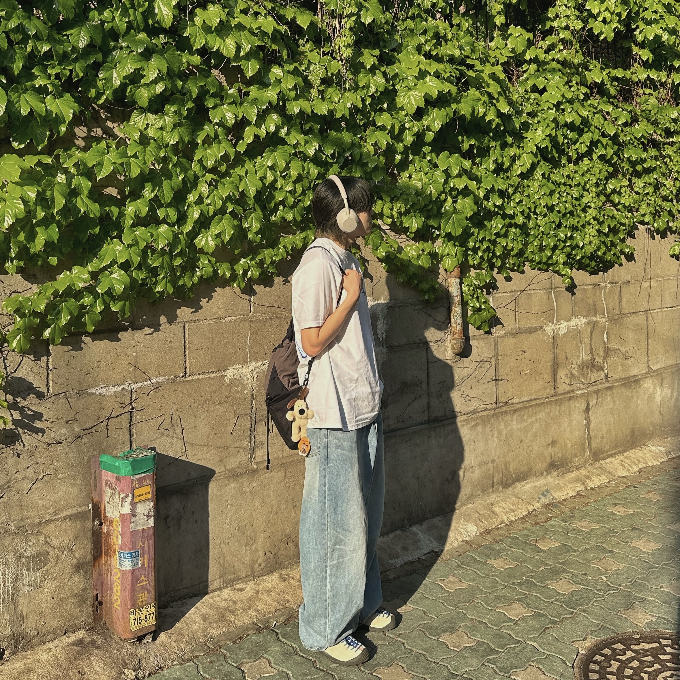 (W) Keen Jasper Suede Sneakers Birch Fawn, Sony WH-1000XM5 Silver (Sony Korea Ver.) 착용 스타일 - 5