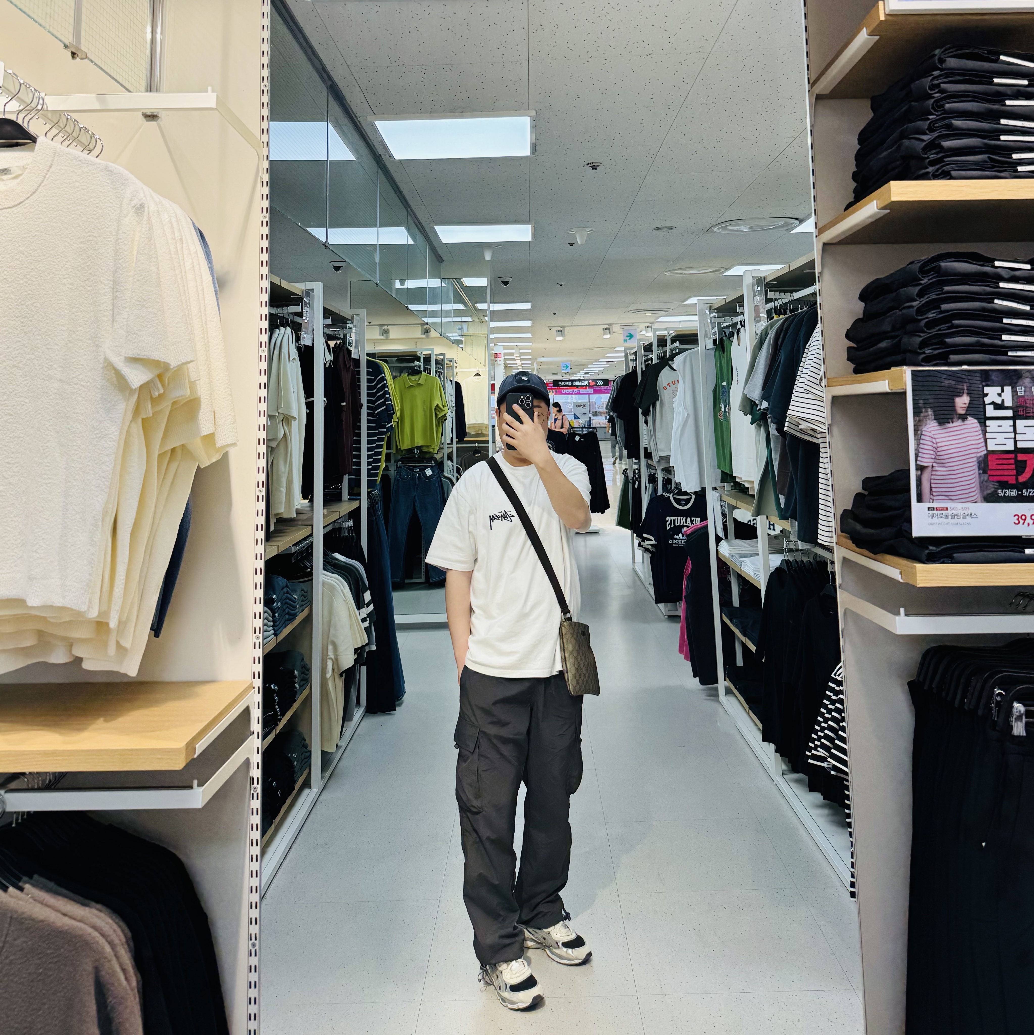 Stussy Stock 8 Ball Low Pro Cap Dark Grey, Stussy Livin' Large T-Shirt White 착용 스타일 - 1