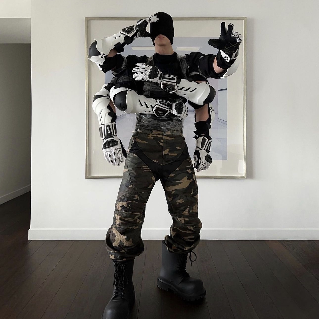 Project G/R Coated Biker Armoured Flare Pants Camo 착용 스타일
