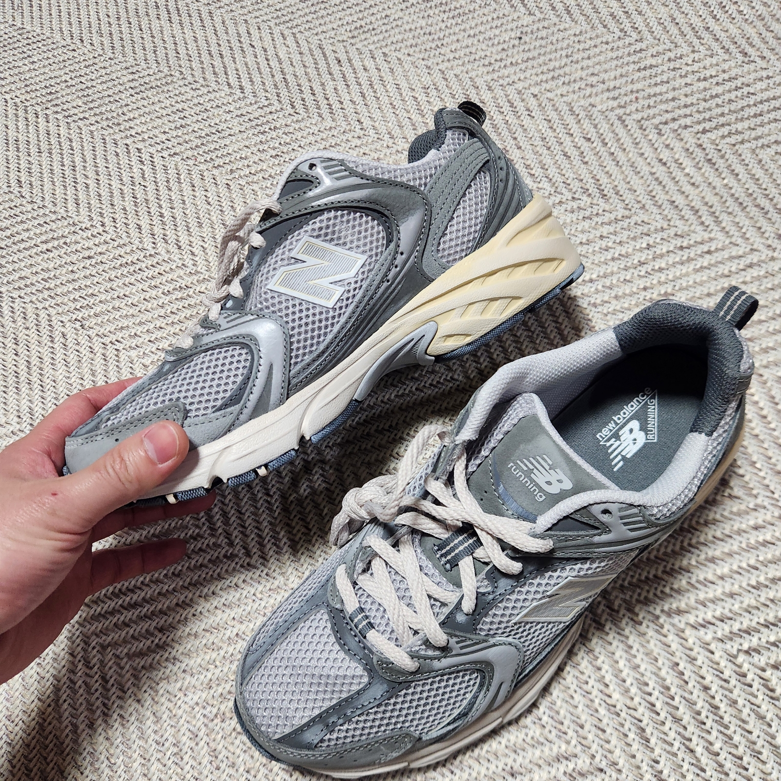 New Balance 530 Premium Vintage Grey Matter 착용 스타일