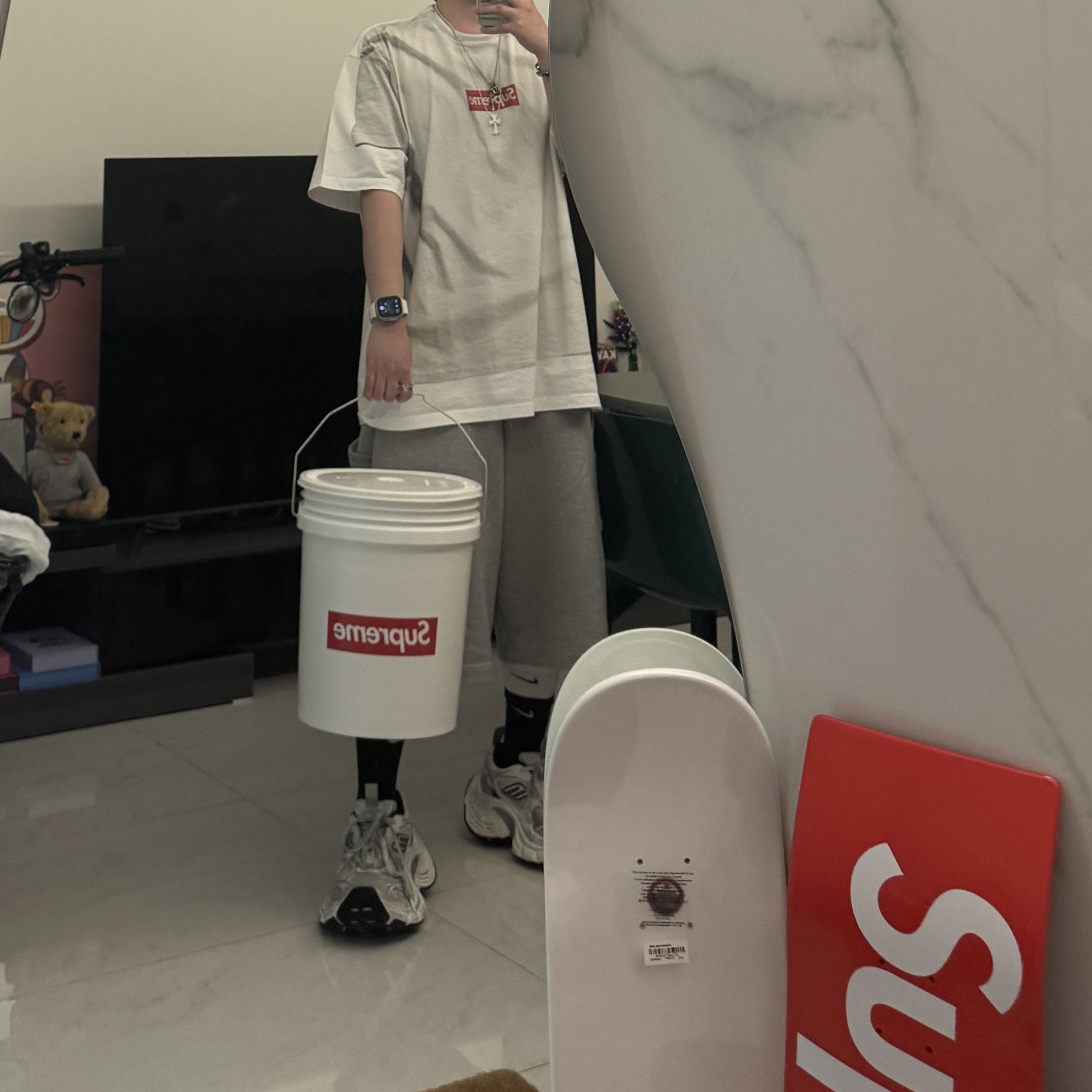 Supreme x Leaktite 5-Gallon Bucket White - 24SS, Supreme Uncut Box Logo Skateboard Deck Red - 22SS 착용 스타일