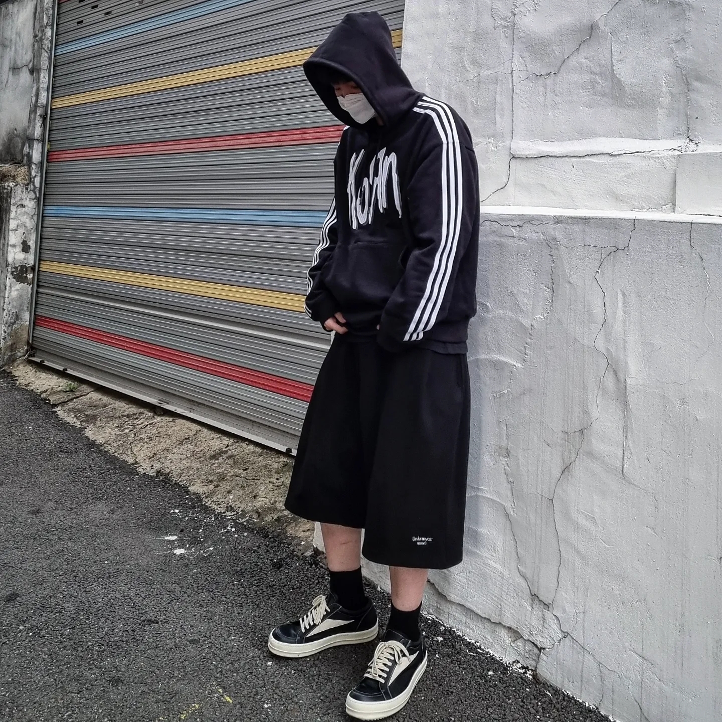 Rick Owens Vintage Sneakers Black, Undermycar Mu.16 Anti Fxxking Logo Play Oversized One Tuck Sweat Shorts Black 착용 스타일 - 1