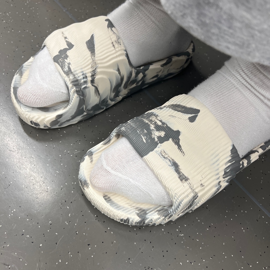 Adidas Adilette 22 Wonder White Grey 착용 스타일