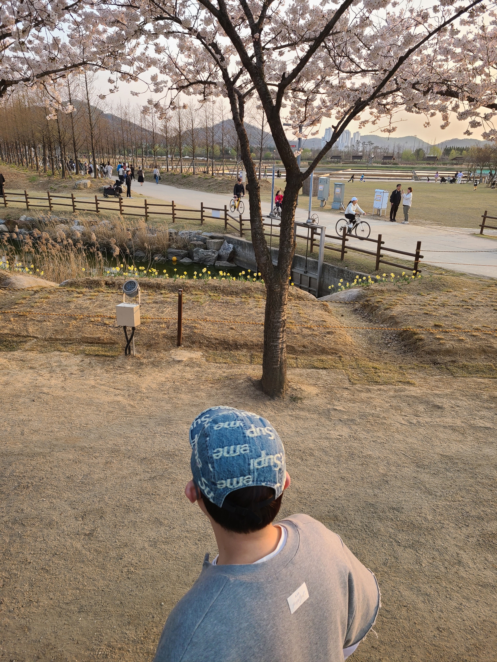Nike x Fear of God NRG Warm Up Top Dark Grey, Supreme Frayed Logos Denim Camp Cap Blue - 21SS 착용 스타일 - 1