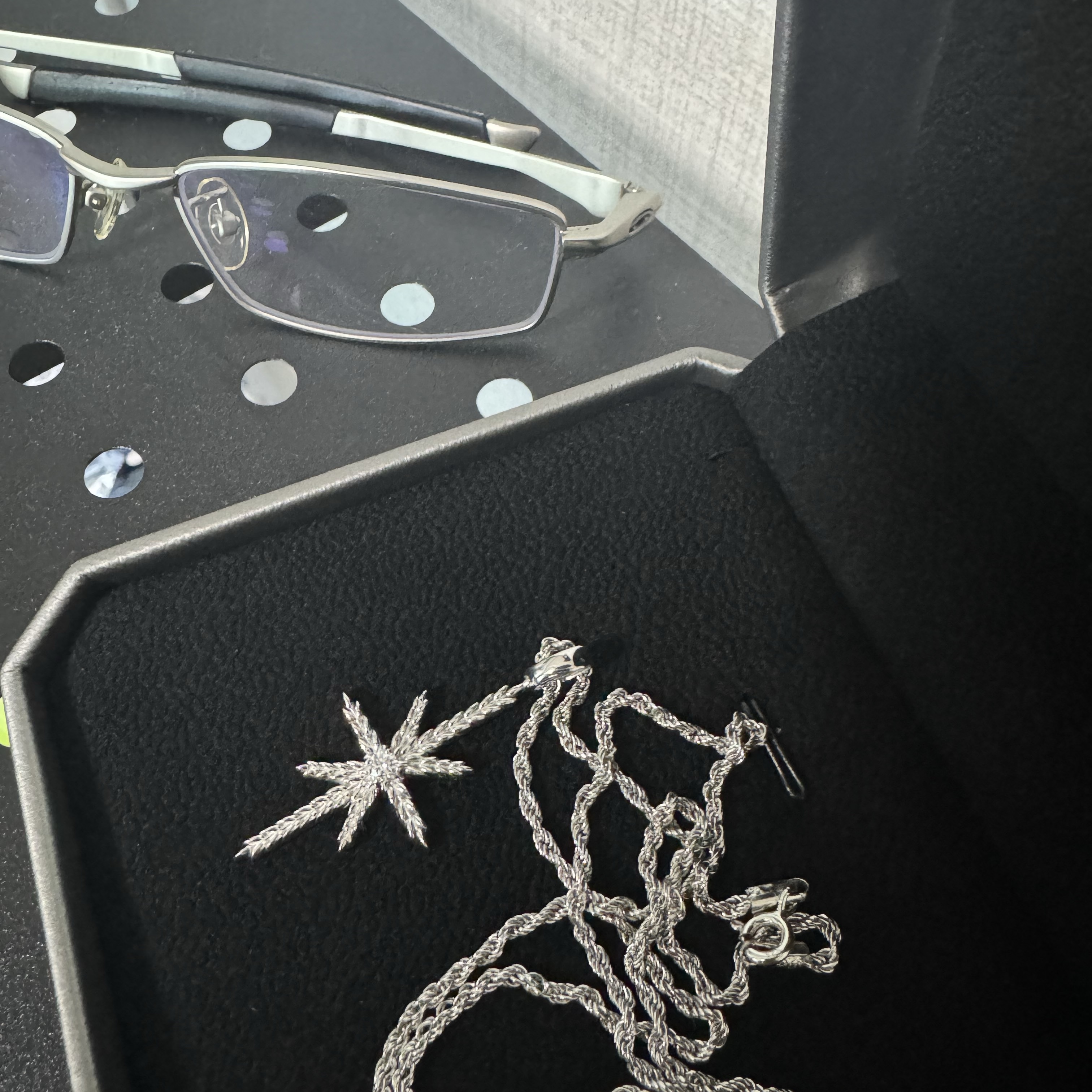 [KREAM 단독 / 프리오더] KID MIILI x DAVID AVLN Glacier Diamond Pendant 착용 스타일