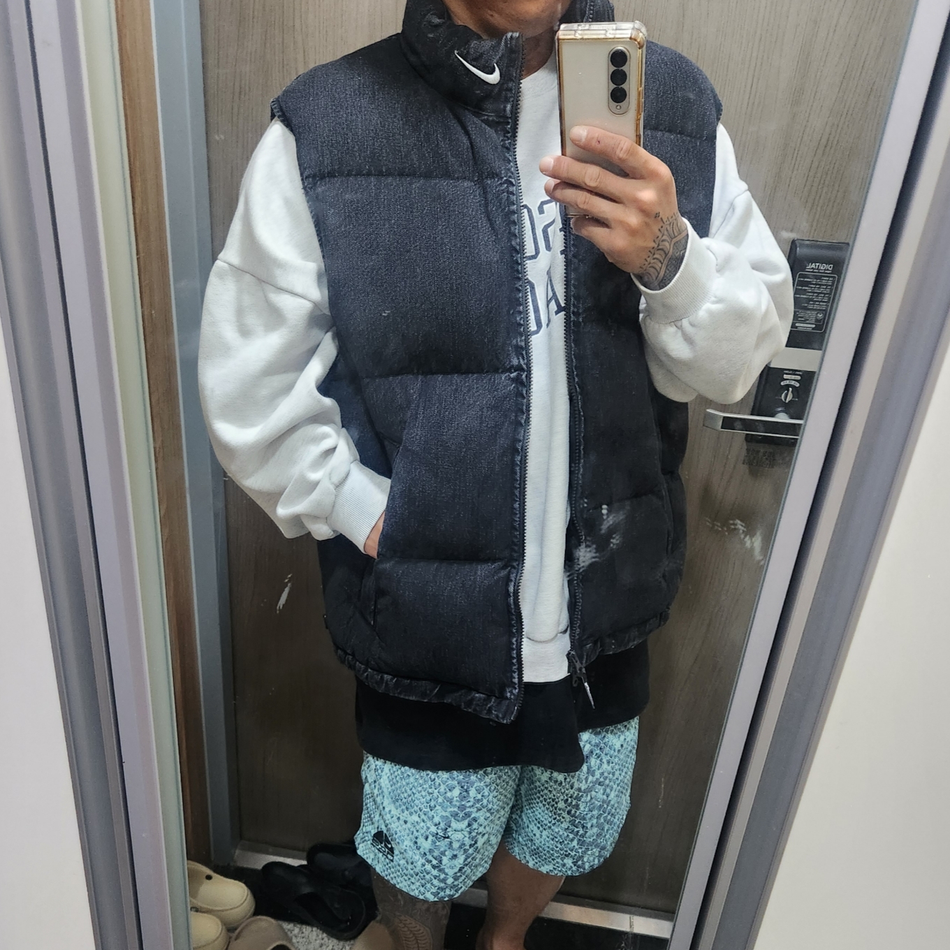 Supreme x Nike Denim Puffer Vest Black - 24SS, Supreme x Nike ACG Nylon Trail Shorts Mint Snakeskin - 22FW 착용 스타일 - 1