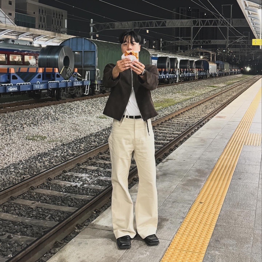 STU 24 Spring Flared Cotton Pants Ivory 착용 스타일