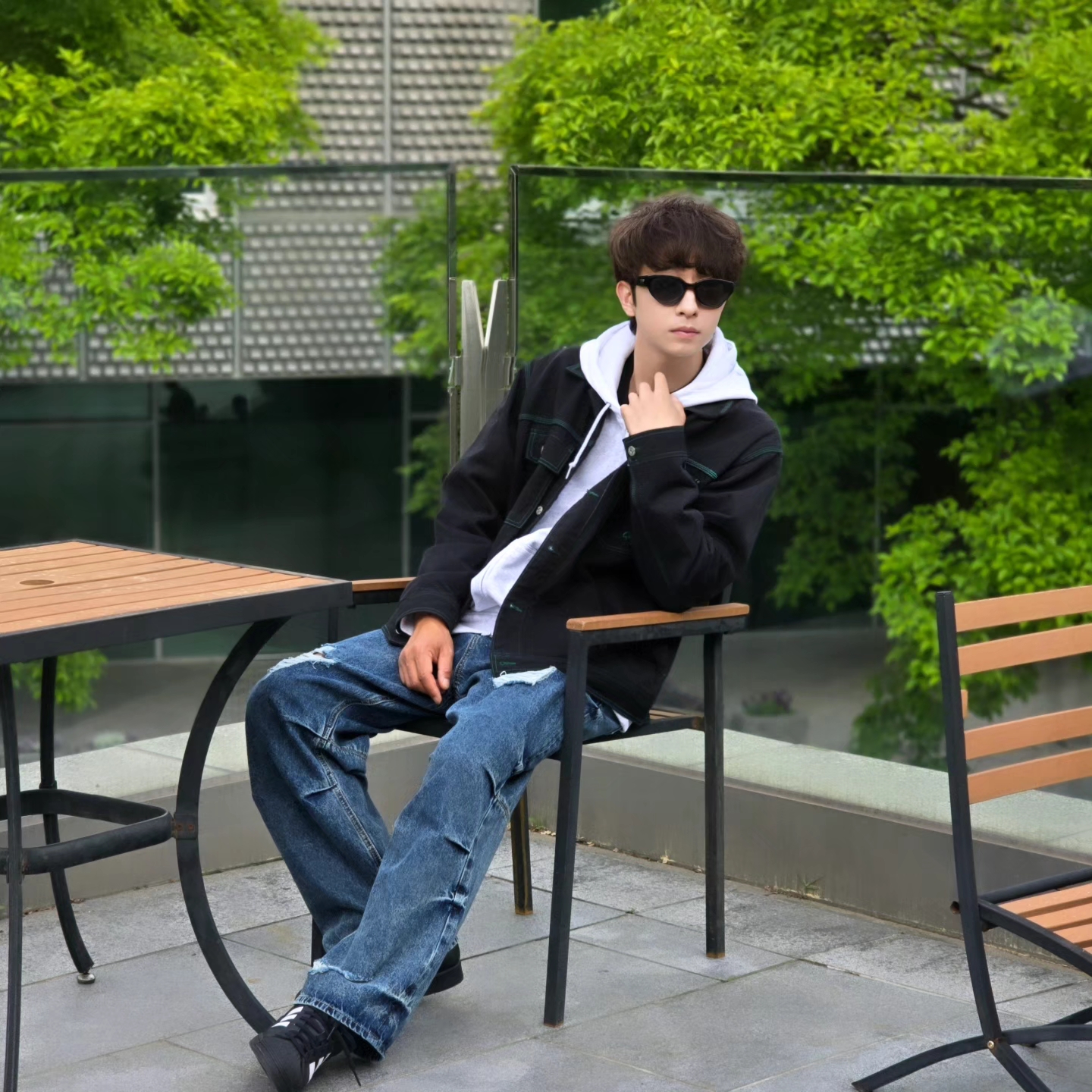 Stussy Stock DSM Ginza Zip Hoodie Ash Heather 2023, Adidas Superstar Core Black White 착용 스타일 - 3