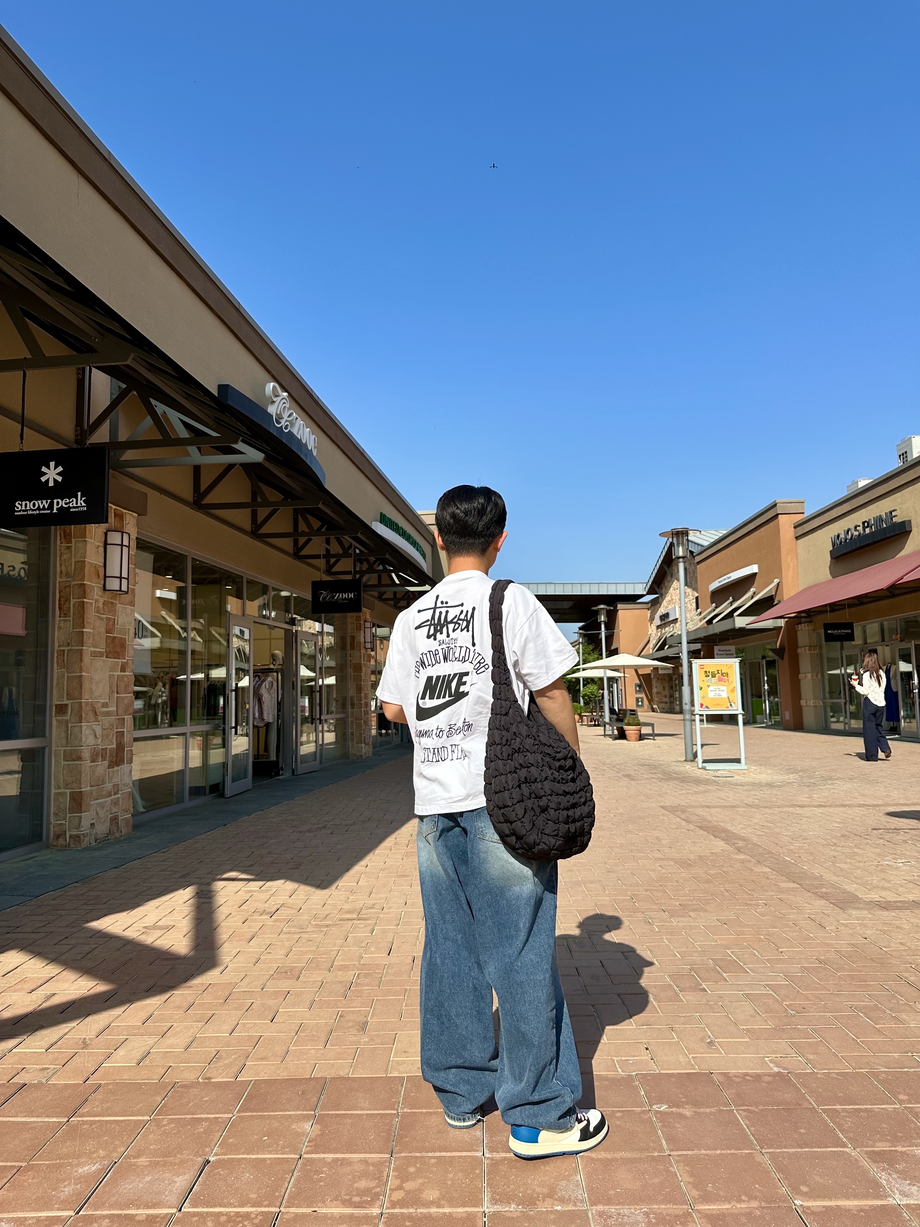 Nike x Stussy T-Shirt White (DV1774-100), COS Quilted Oversized Shoulder Bag Black 착용 스타일 - 1