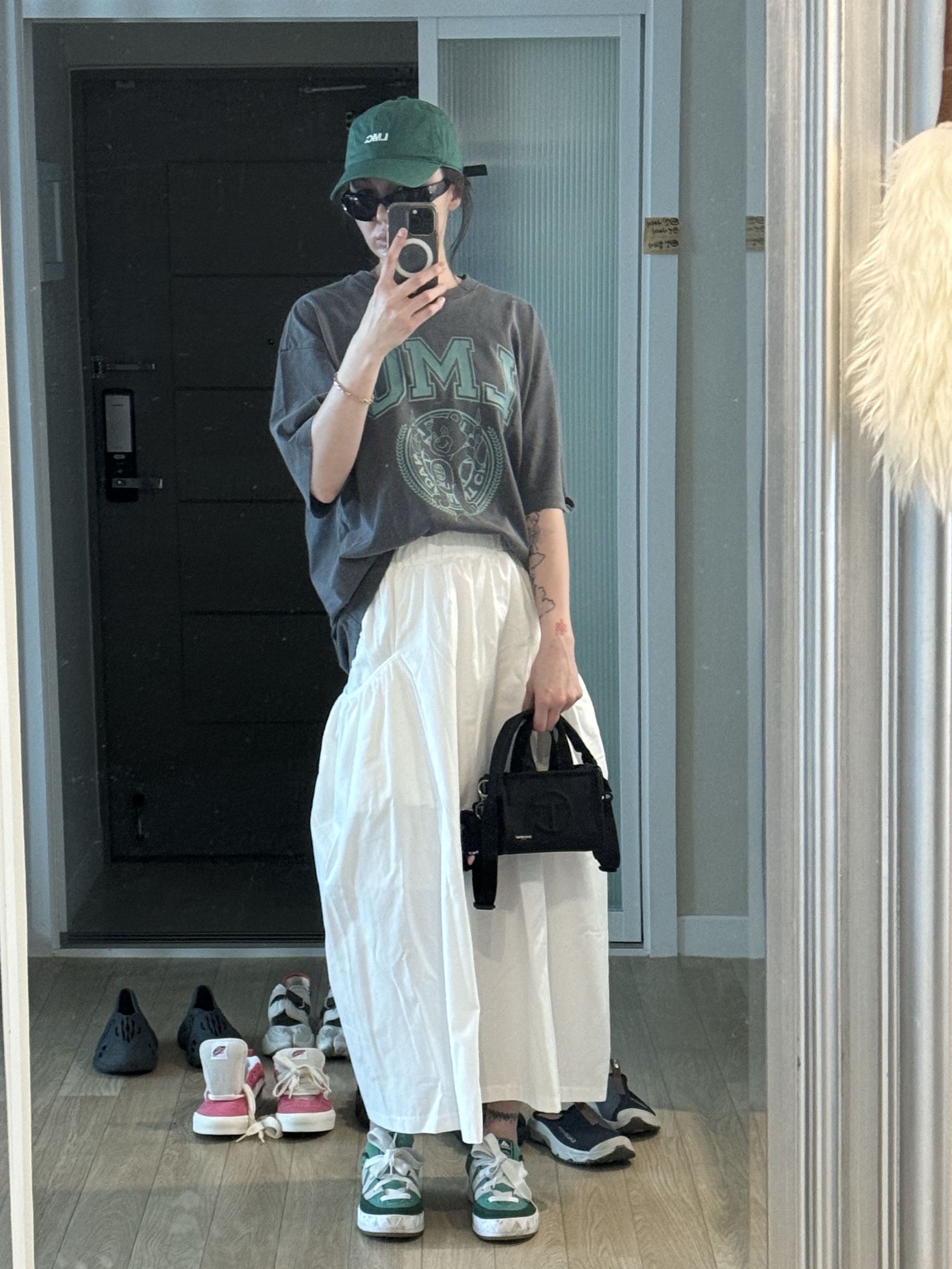 Telfar x Eastpak Small Shopper Black, Salomon RX Slide 3.0 Black Plum Kitten 착용 스타일 - 4