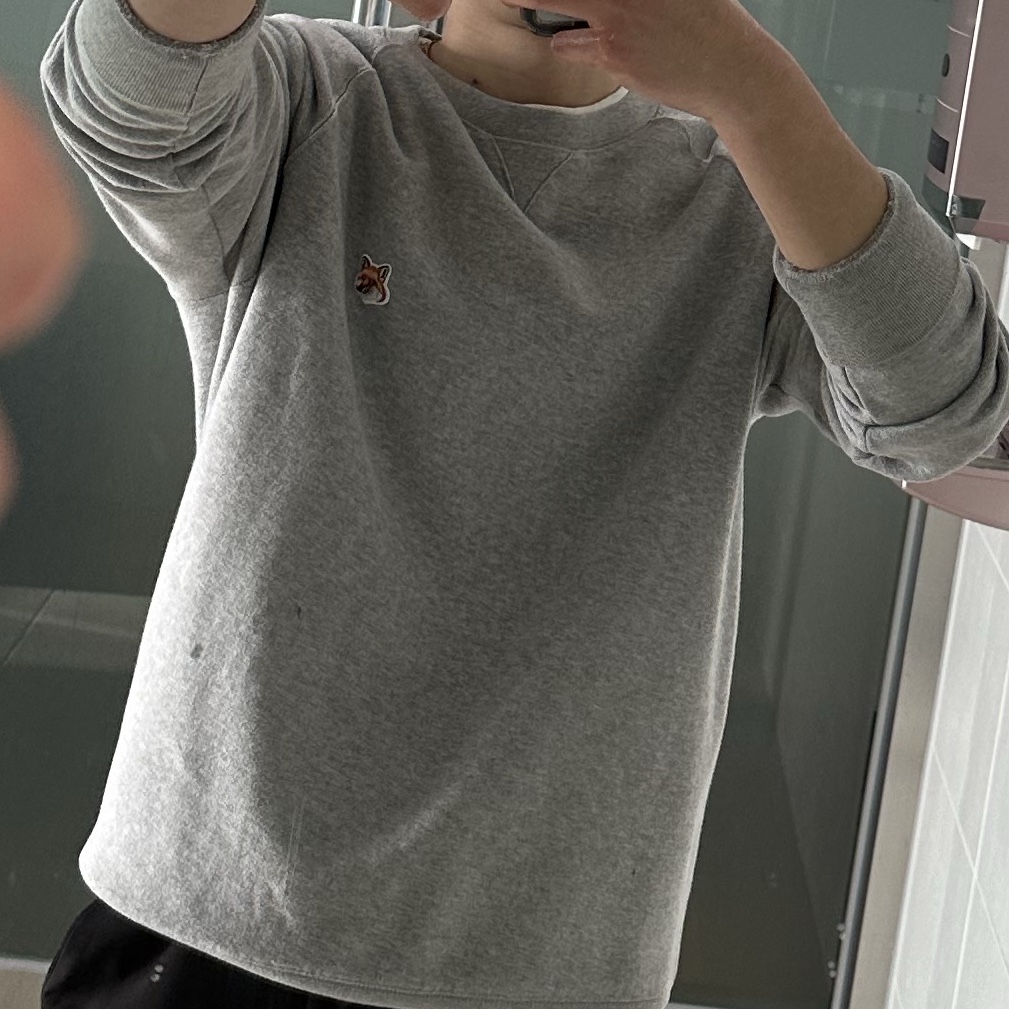 Maison Kitsune Fox Head Patch Classic Sweatshirt Grey Melange 착용 스타일