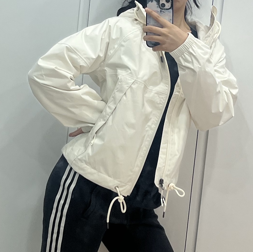 (W) The North Face Antora Rain Hoodie White Dune 착용 스타일 - 1