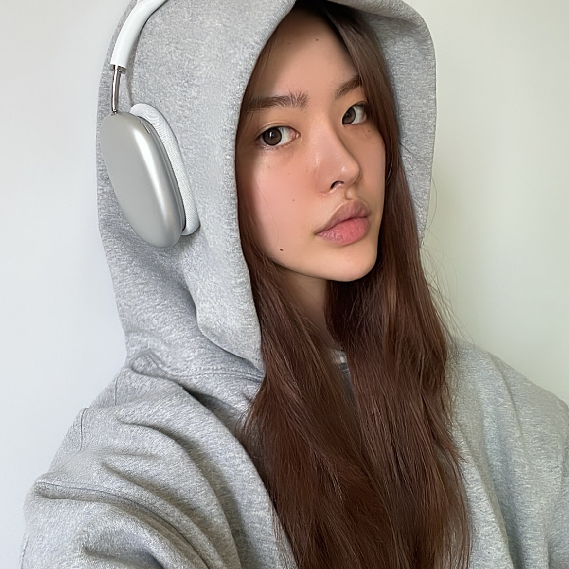 Apple AirPods Max Lightning Silver (Korean Ver.), Punch Drunk Parties Circle Logo Oversized Hoodie Gray 착용 스타일 - 2