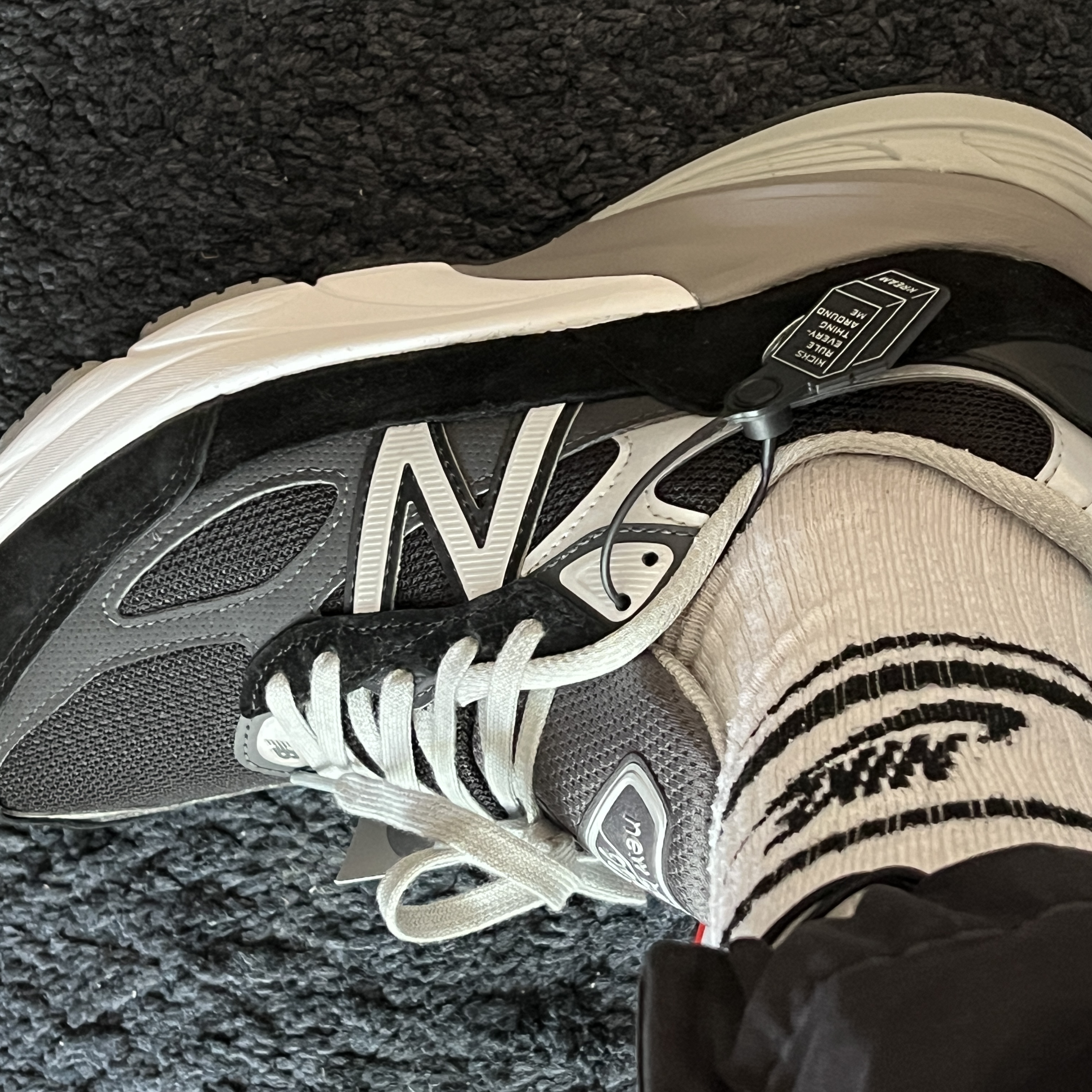 New Balance 990v6 Made in USA Black White 착용 스타일 - 2