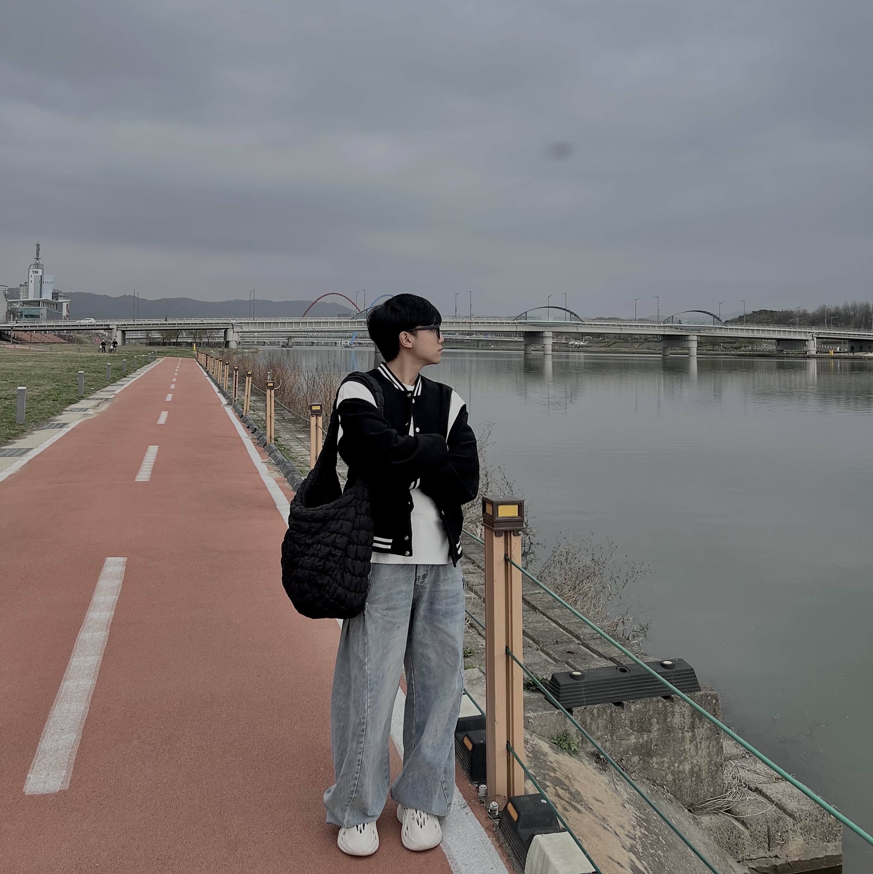 COS Quilted Oversized Shoulder Bag Black, Adidas Yeezy Foam RNNR Sand 착용 스타일 - 2