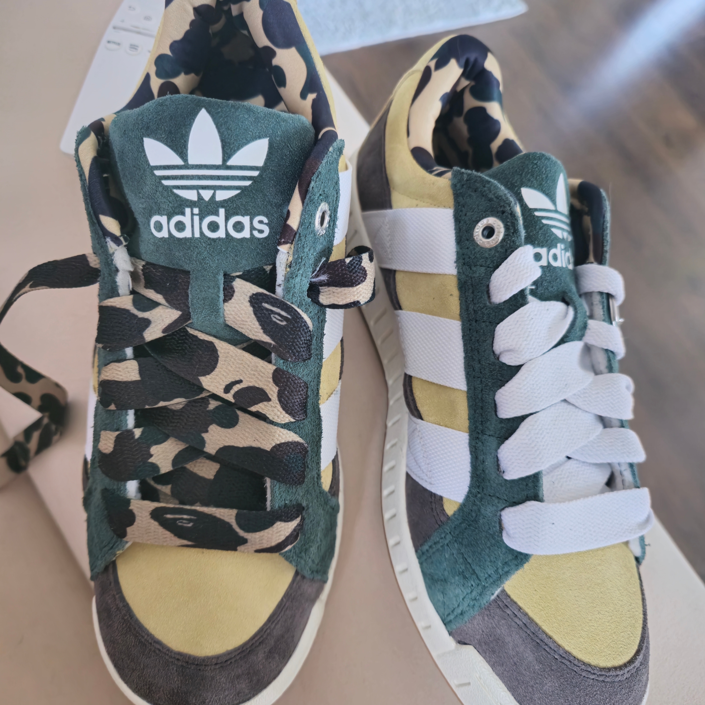 Adidas X BAPE Lawsuit Sand Cloud White 착용 스타일