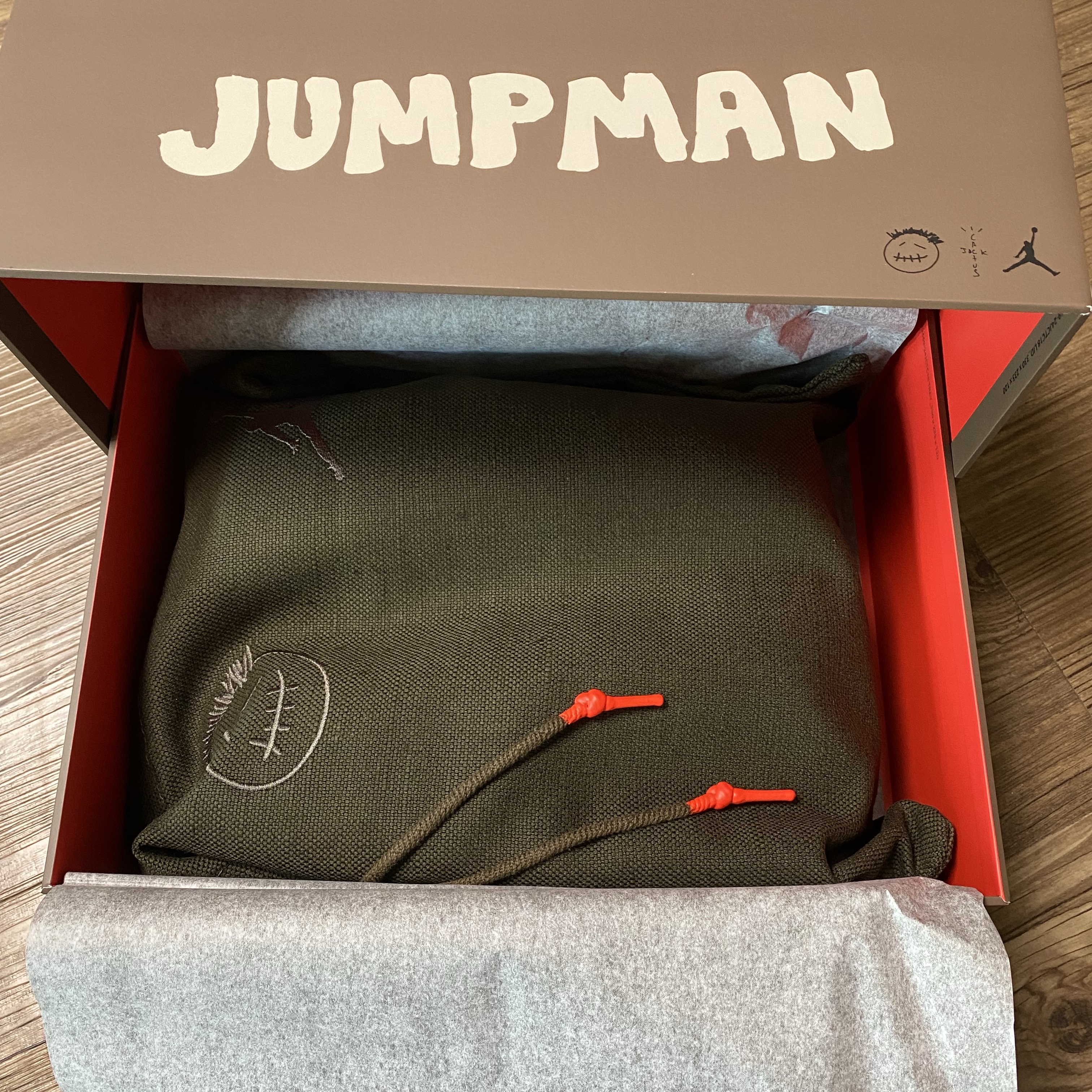Jordan x Travis Scott Jumpman Jack TR Sail and Dark Mocha 착용 스타일 - 2