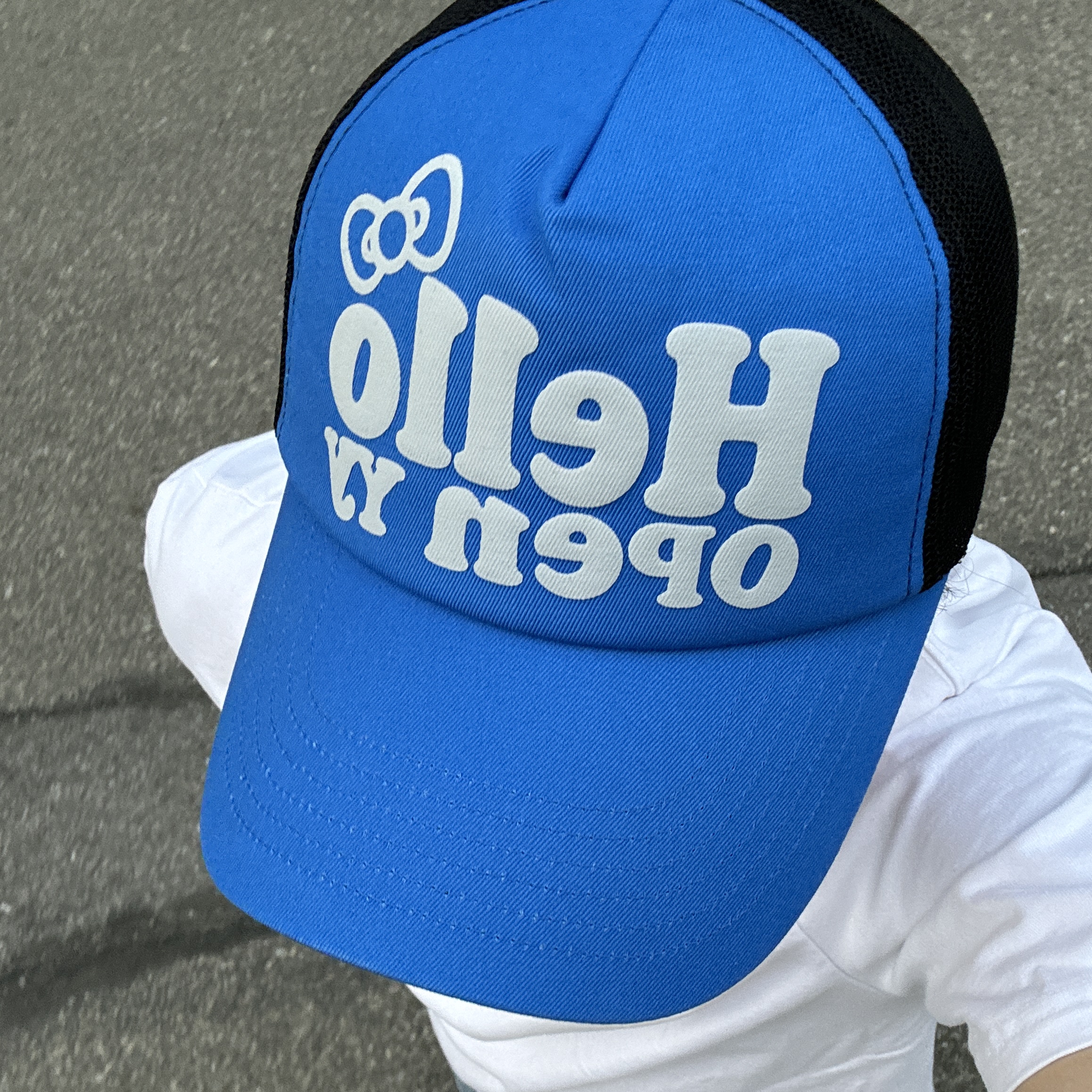 Open Yy x Hello Kitty Hello Trucker Cap Blue 착용 스타일