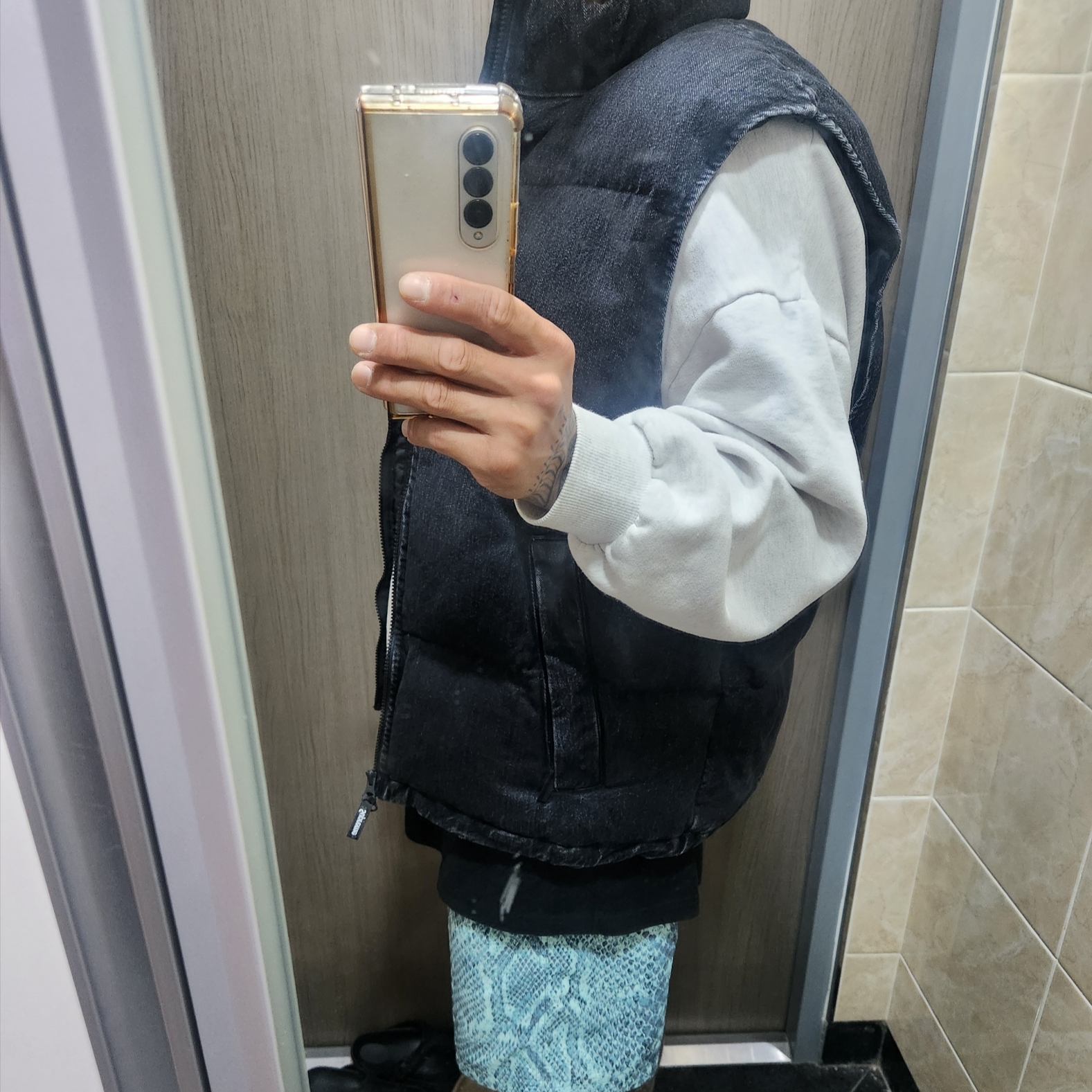Supreme x Nike Denim Puffer Vest Black - 24SS, Supreme x Nike ACG Nylon Trail Shorts Mint Snakeskin - 22FW 착용 스타일 - 2