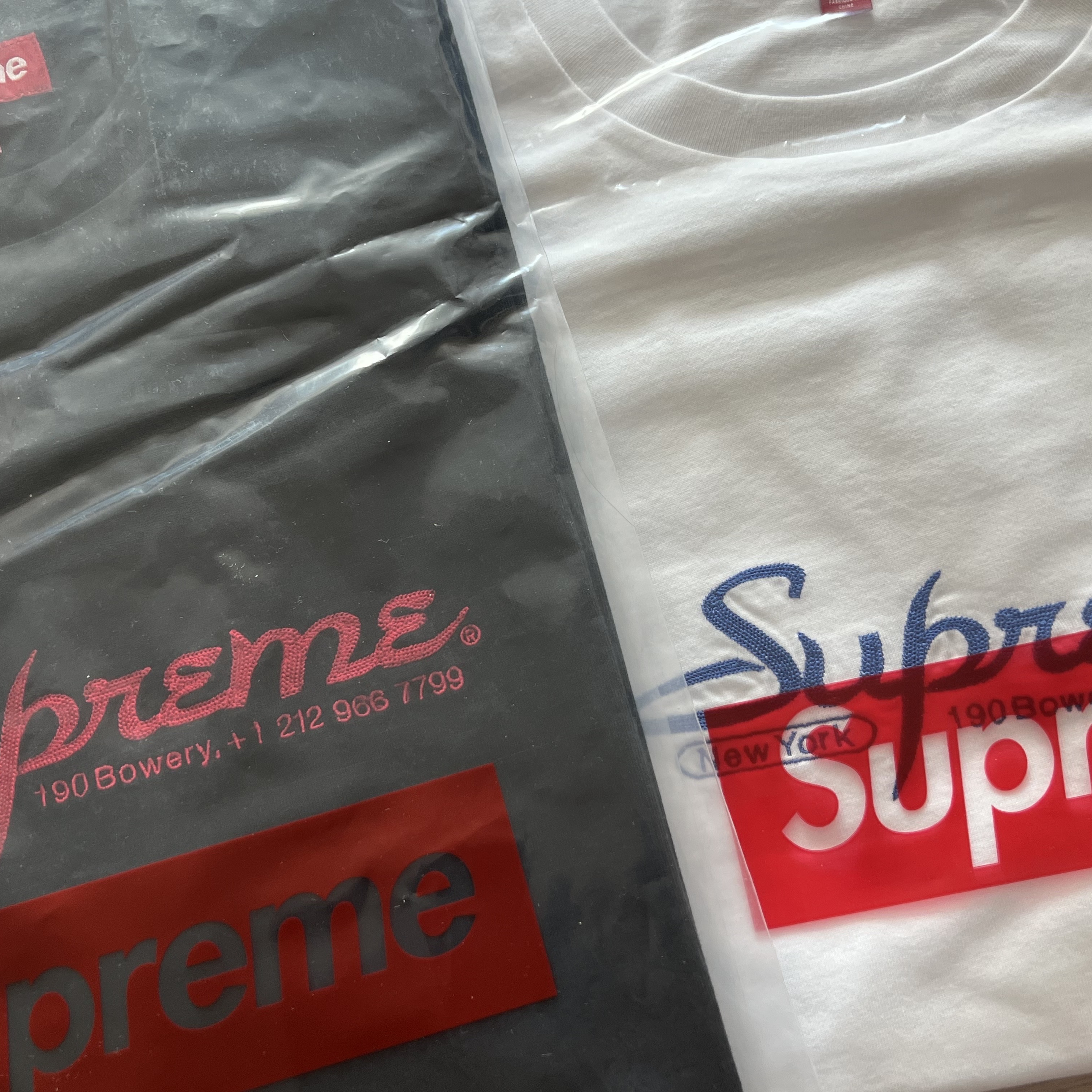 Supreme Contact S/S Top Black - 24SS, Supreme Contact S/S Top White - 24SS 착용 스타일 - 1