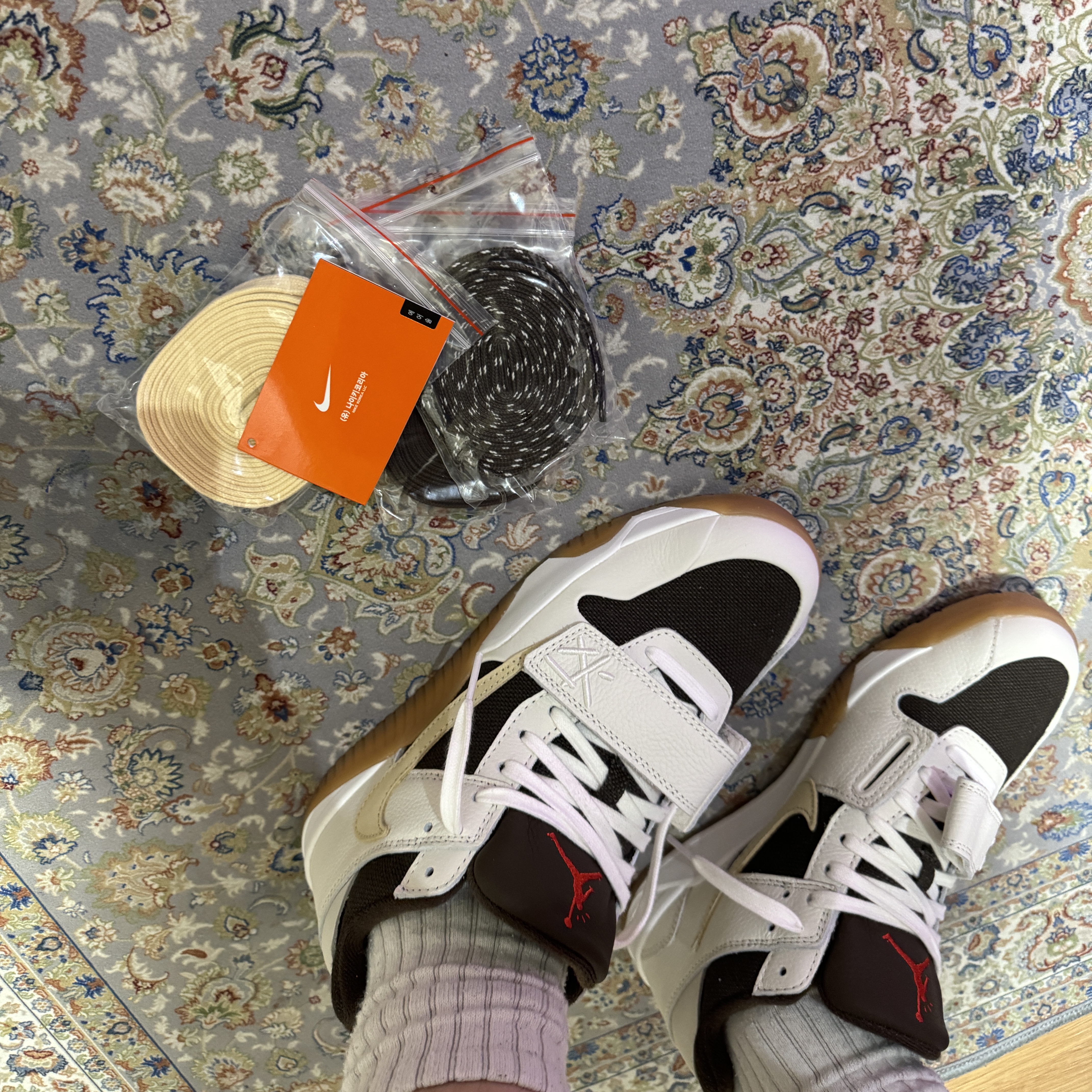 Jordan x Travis Scott Jumpman Jack TR Sail and Dark Mocha 착용 스타일 - 2