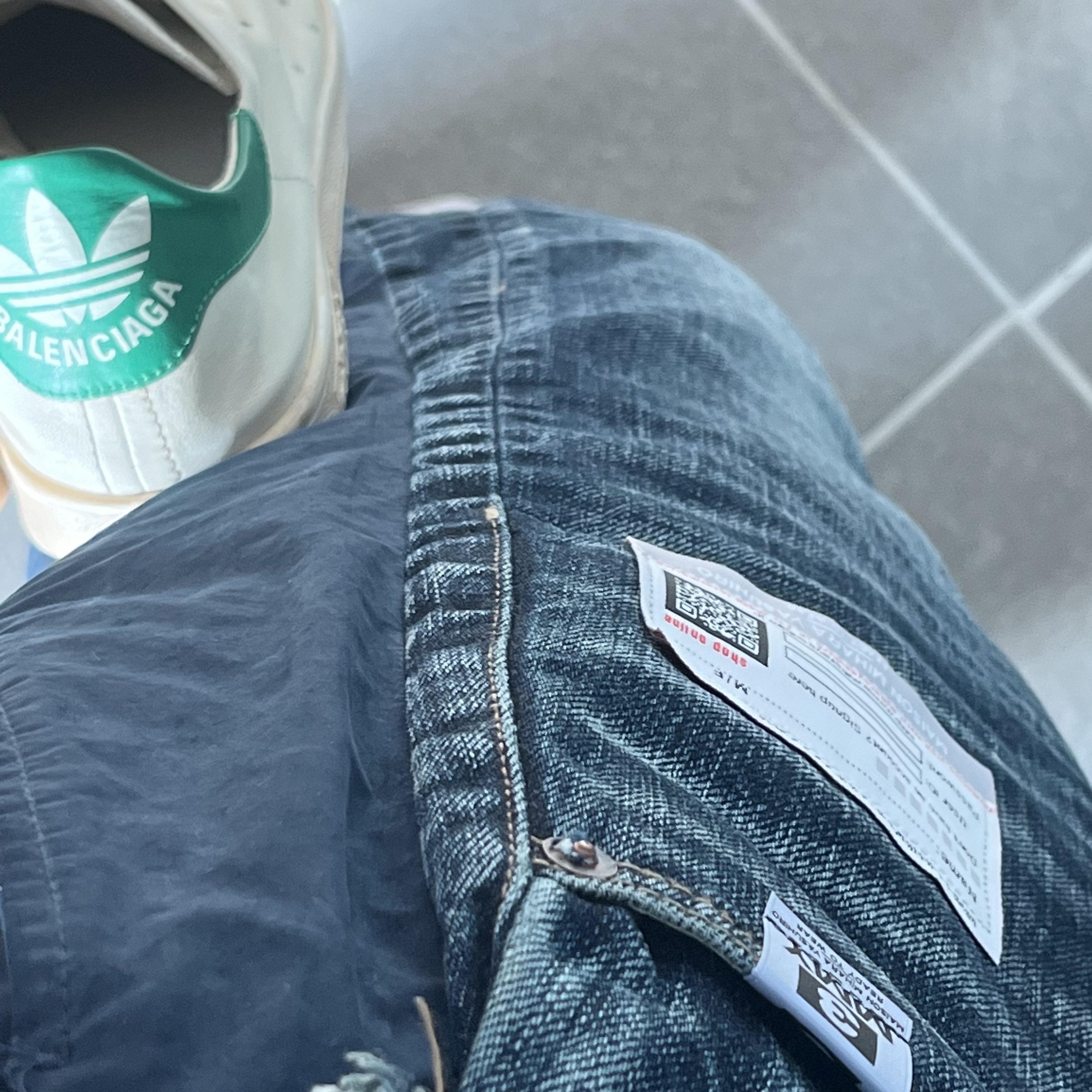 Balenciaga x Adidas Stan Smith Worn Out White Green 착용 스타일 - 5