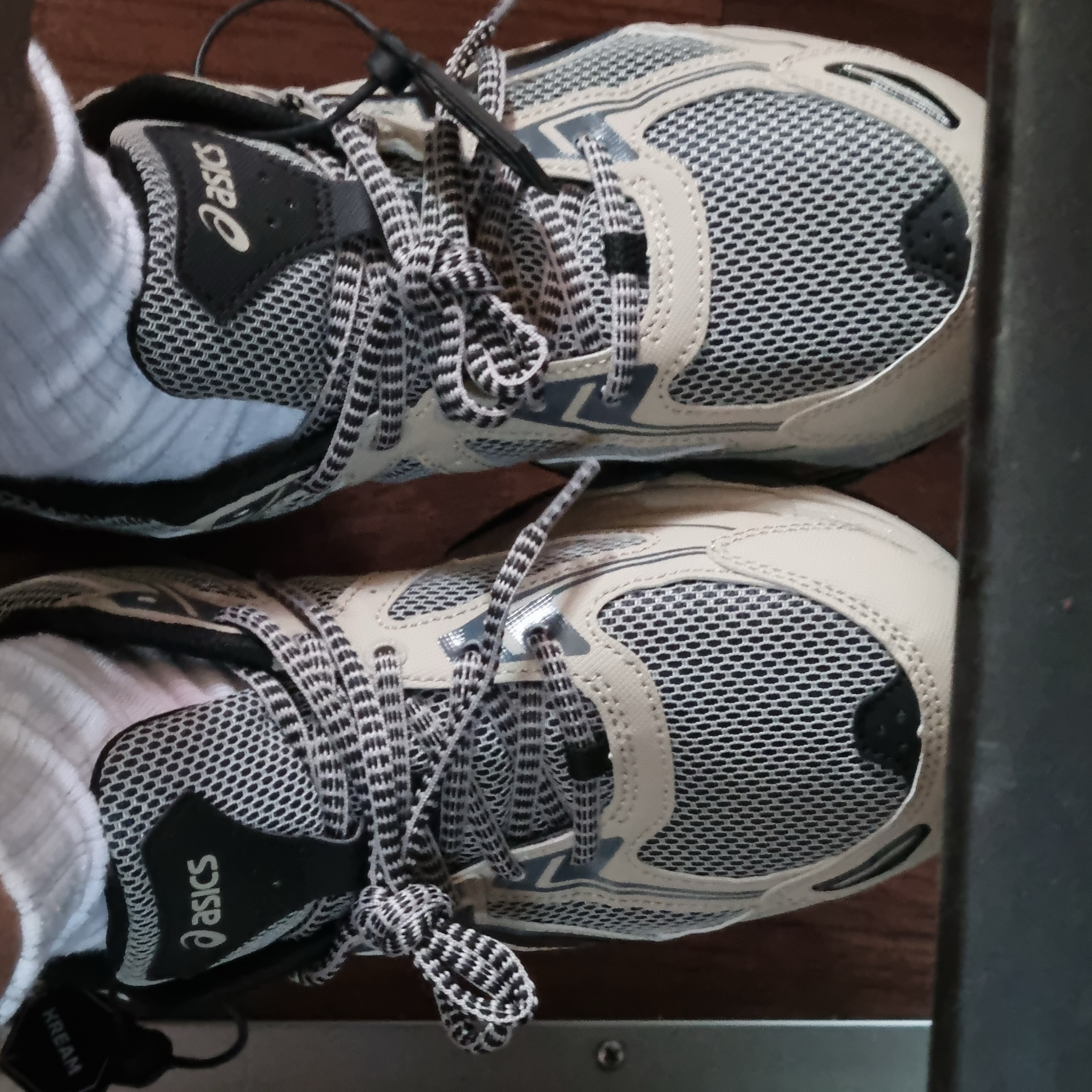 Asics Gel-Venture 6 Feather Grey Black 착용 스타일