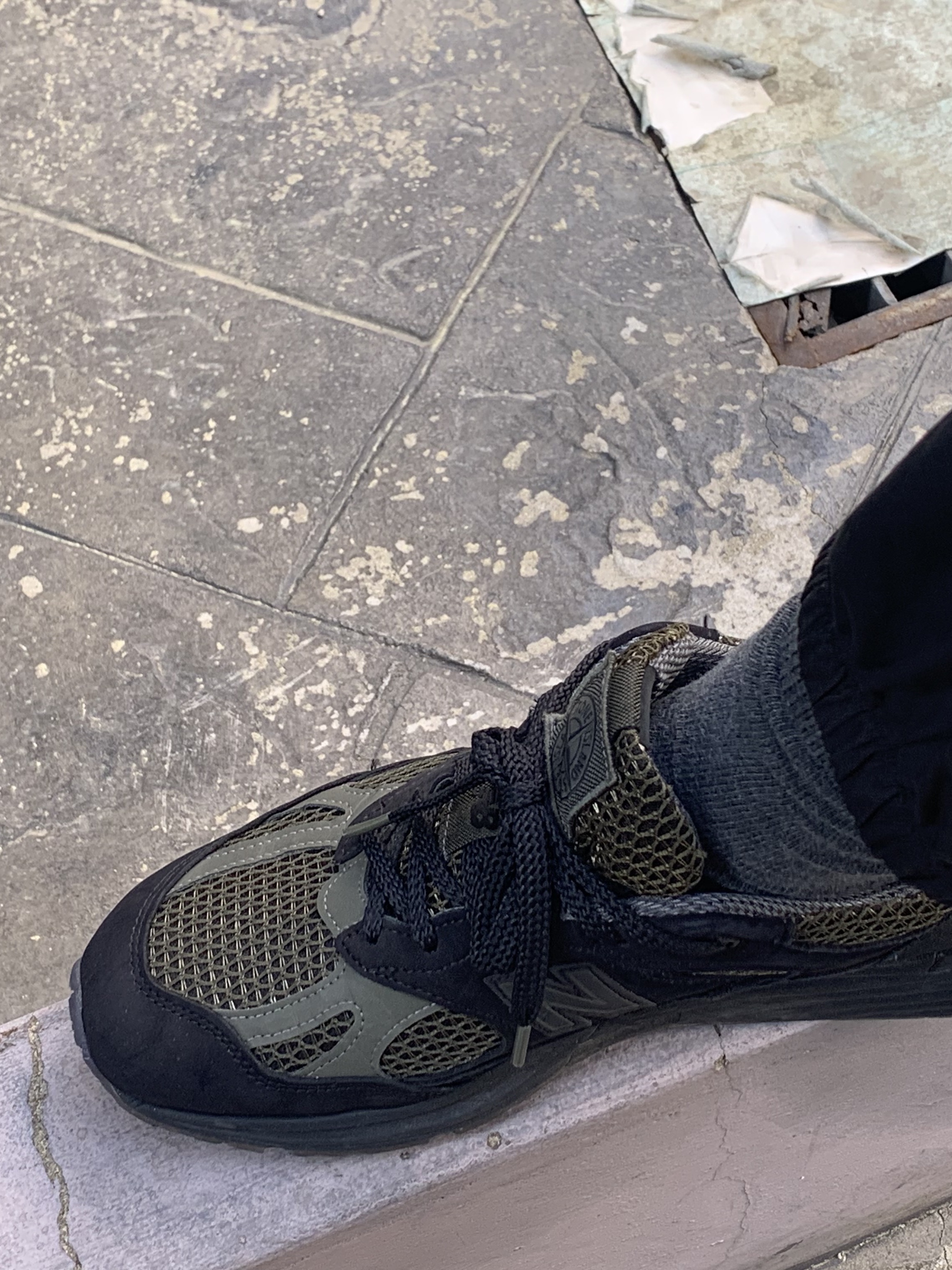 New Balance x Stone Island 991v2 Made in UK Black Olive Night 착용 스타일 - 2