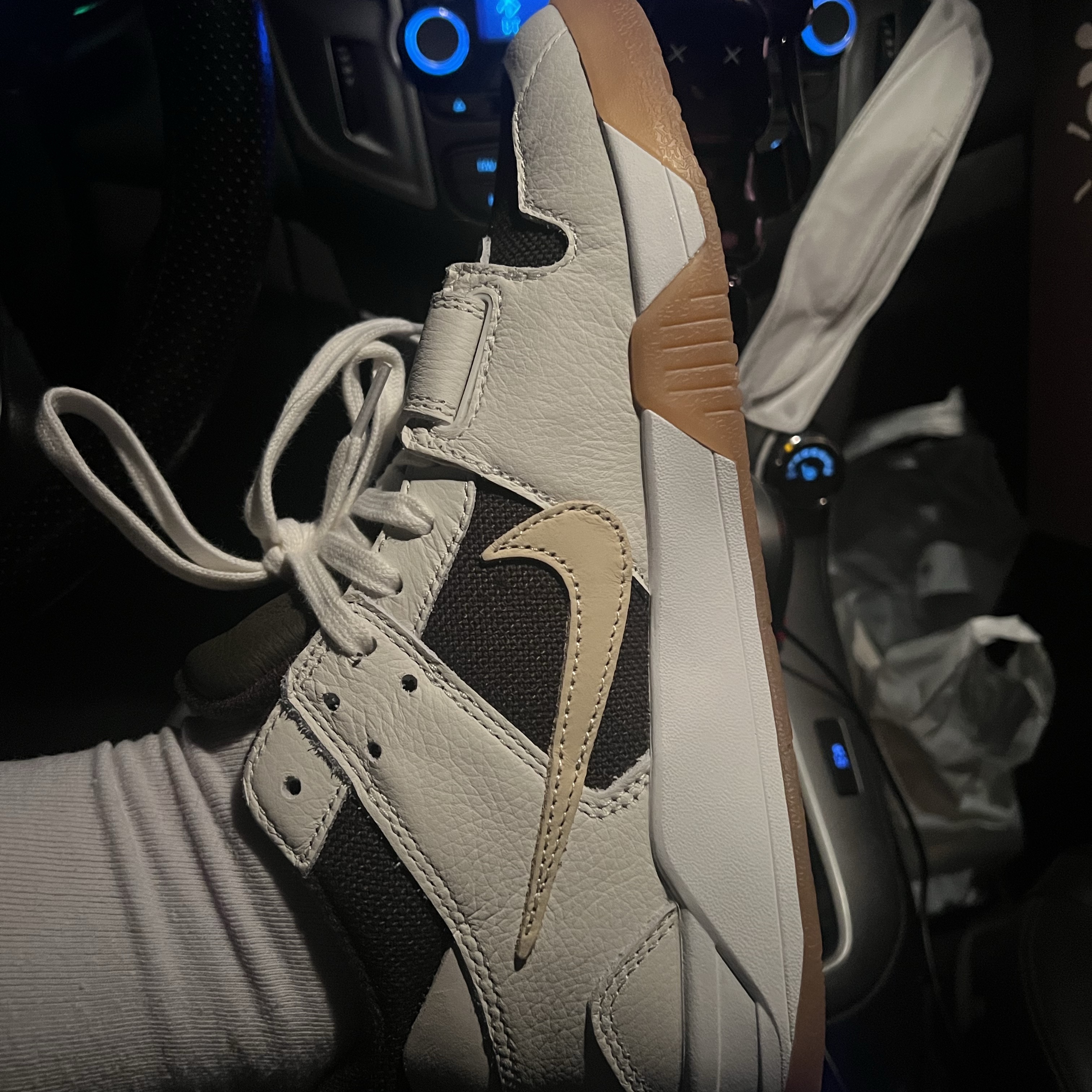 Jordan x Travis Scott Jumpman Jack TR Sail and Dark Mocha 착용 스타일